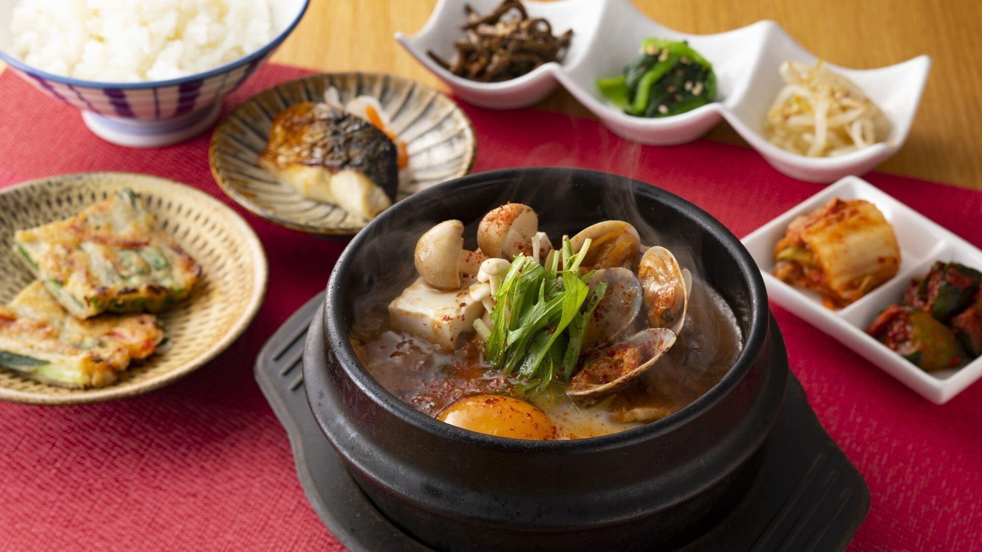 [Bữa sáng/Bữa sáng kiểu Hàn Quốc] Một bữa sáng lành mạnh dựa trên quan điểm thực phẩm là thuốc. Chúng tôi phục vụ kim chi, bánh xèo hành lá, namul, và nhiều món khác.