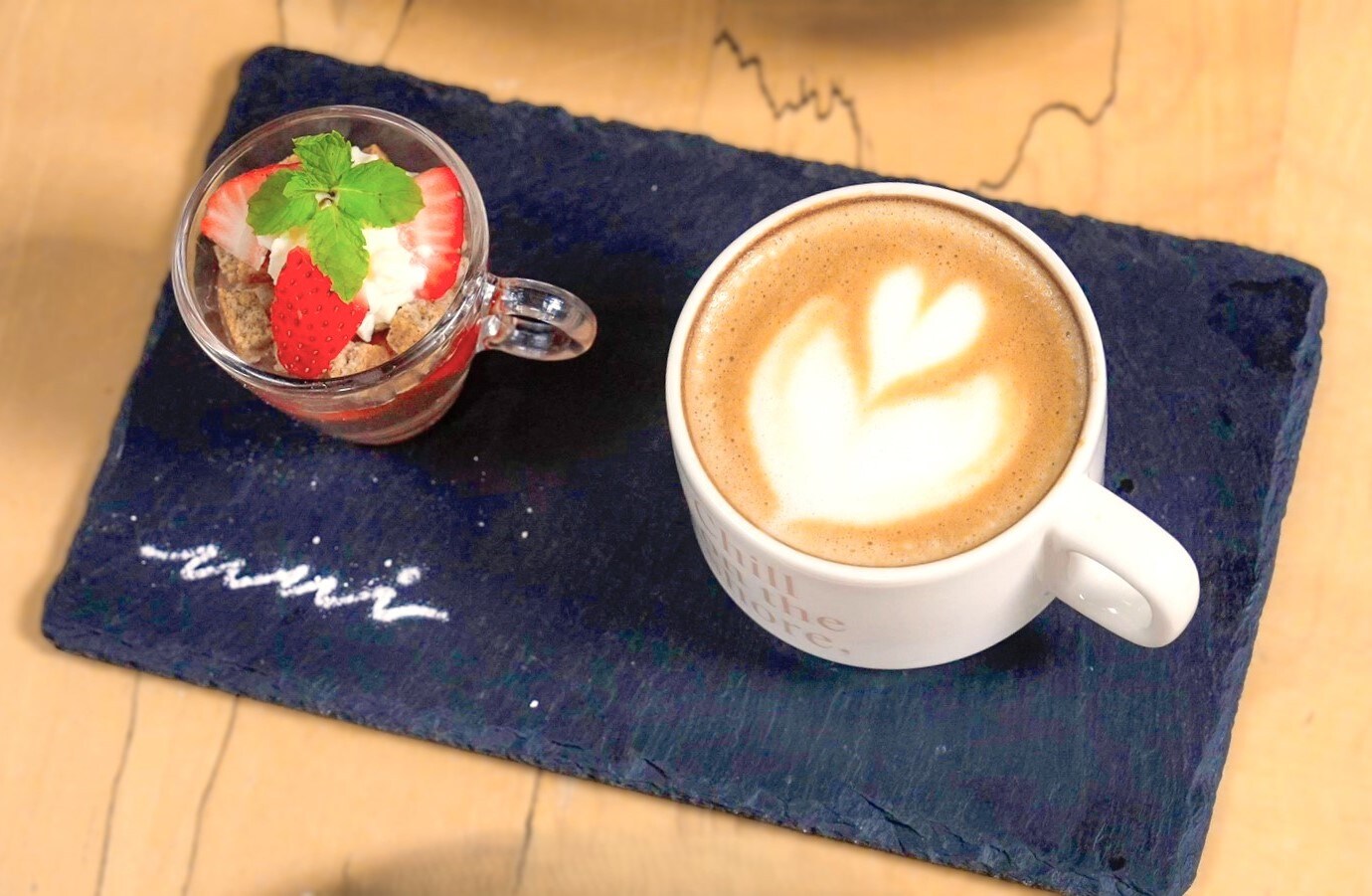 Makanan penutup dan minuman mini (gambar)