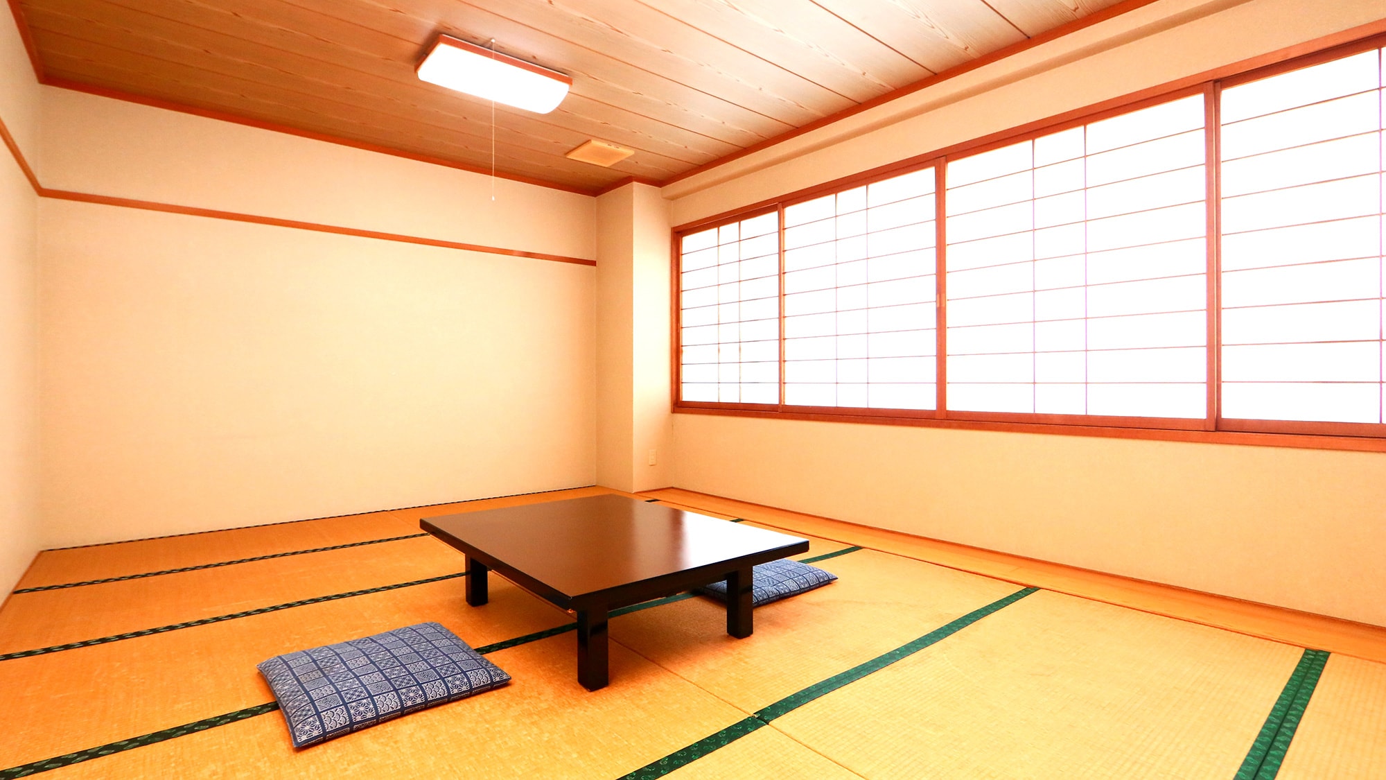 <12 tatami Japanese-style room> If you open the fusuma, you can see the sea in front of you.