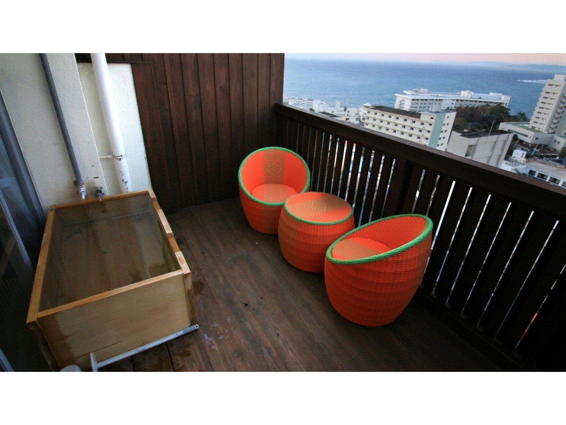 Western-style double open-air bath