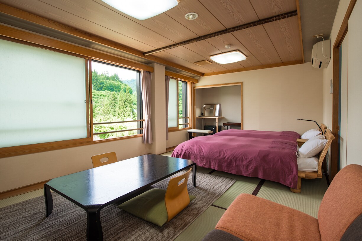 2nd floor guest room, river side, 12 tatami mats "Katakuri"