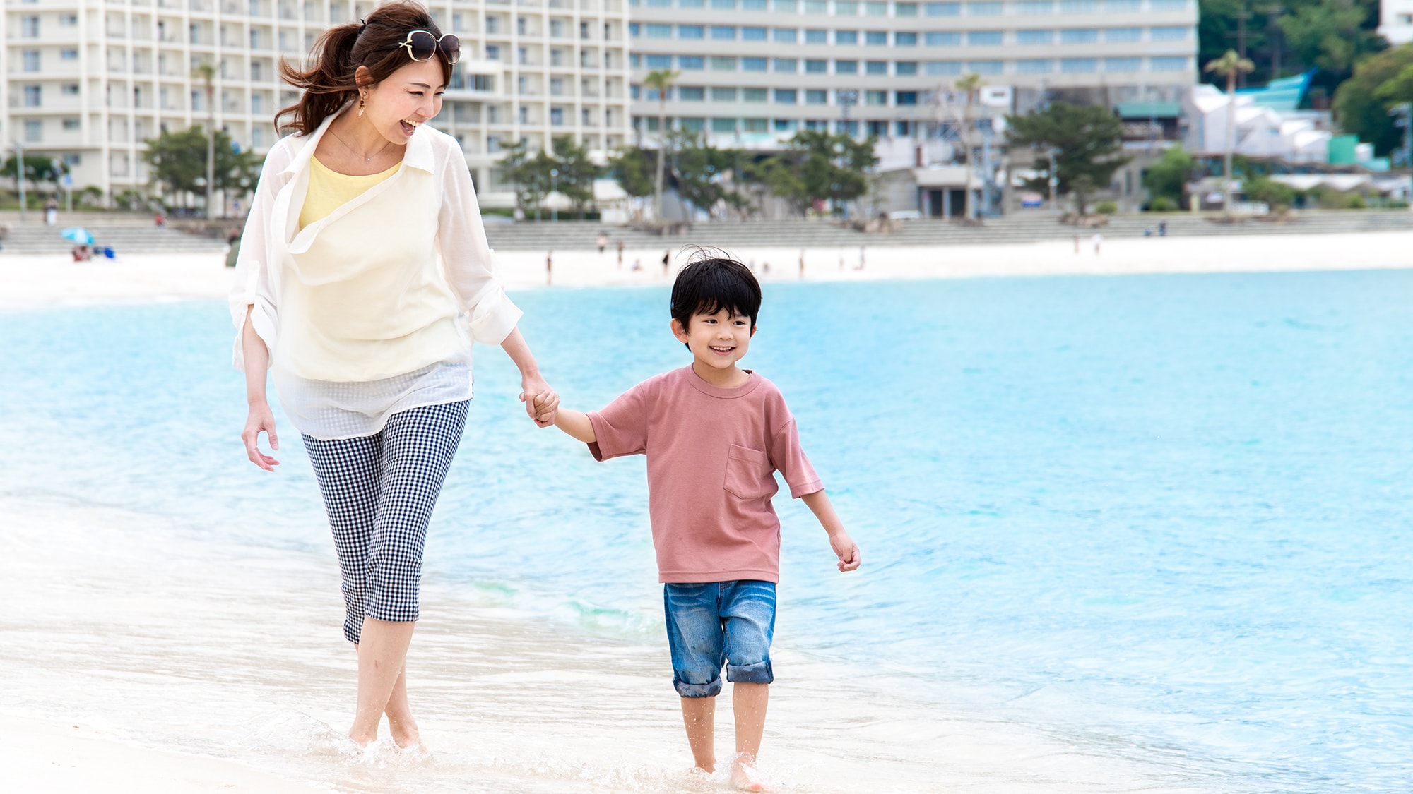 * [Shirarahama] A sandy beach that is soft enough to walk barefoot. It is a beautiful beach where you can enjoy a tropical atmosphere.