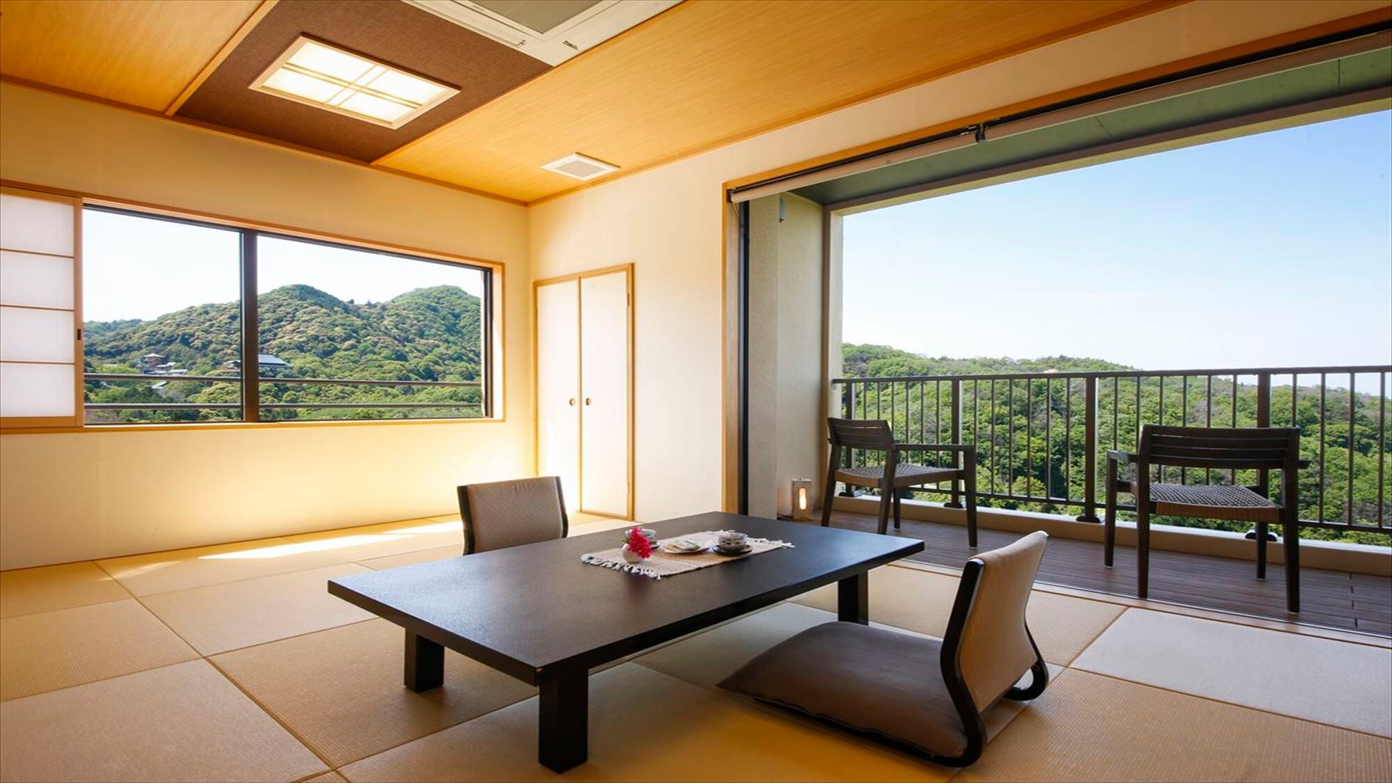 ZEKKEI panoramic corner view. A corner room with a view of Shigisan Chogosonshiji Temple