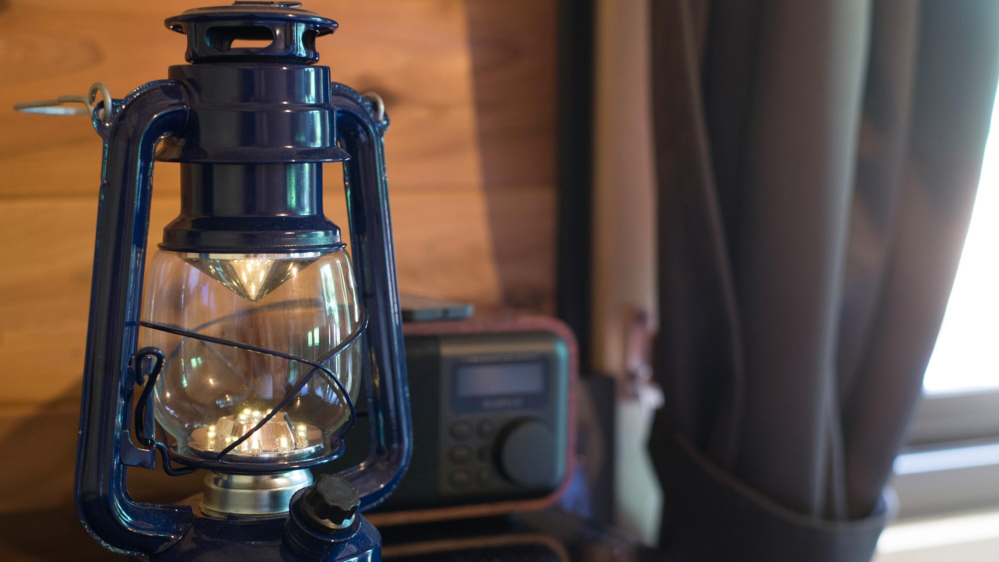 ・[Log House] Retro lanterns create an outdoor atmosphere