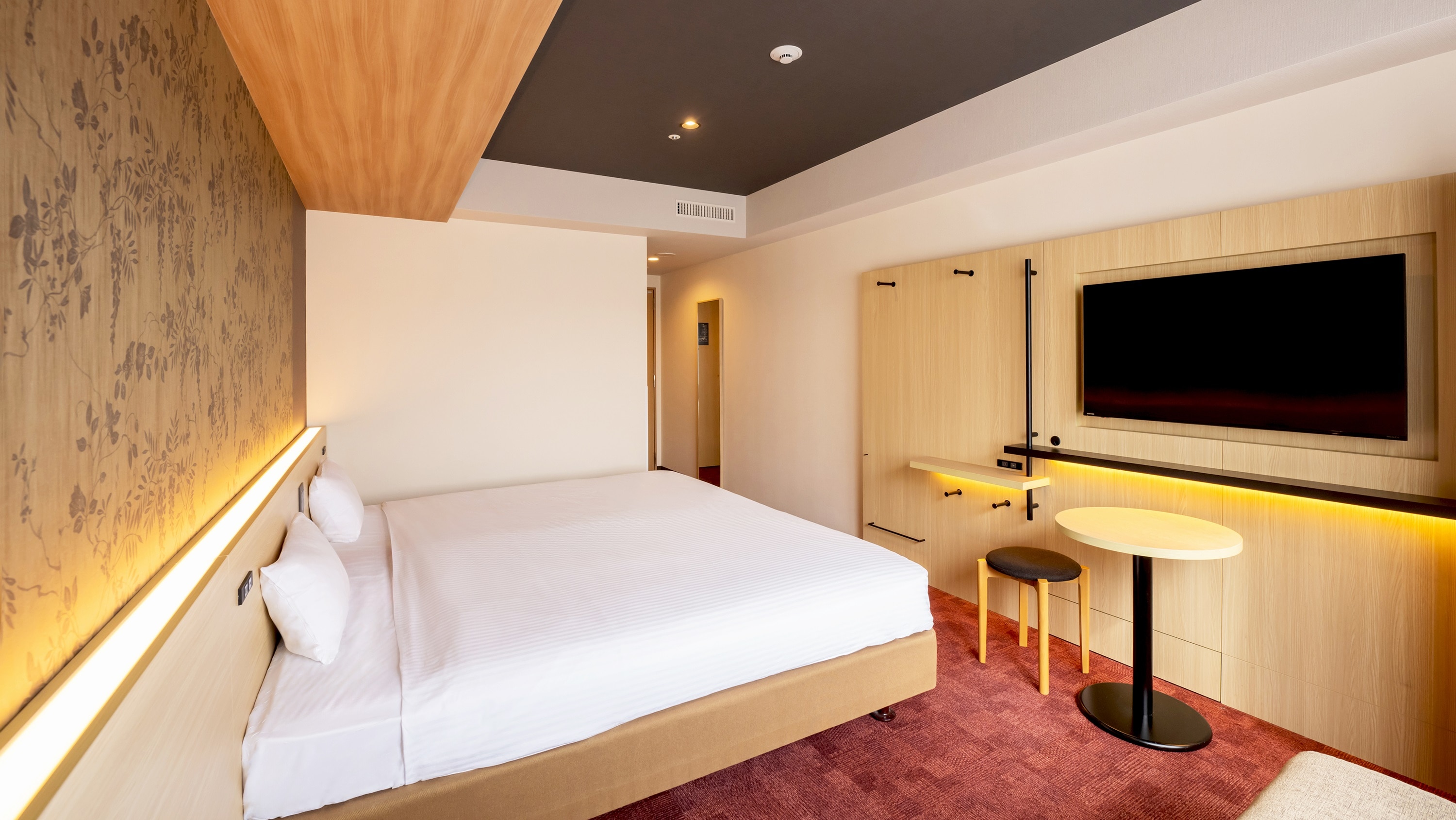 [Standard King] Enjoy a luxurious sleep on a 220cm wide king-size bed.