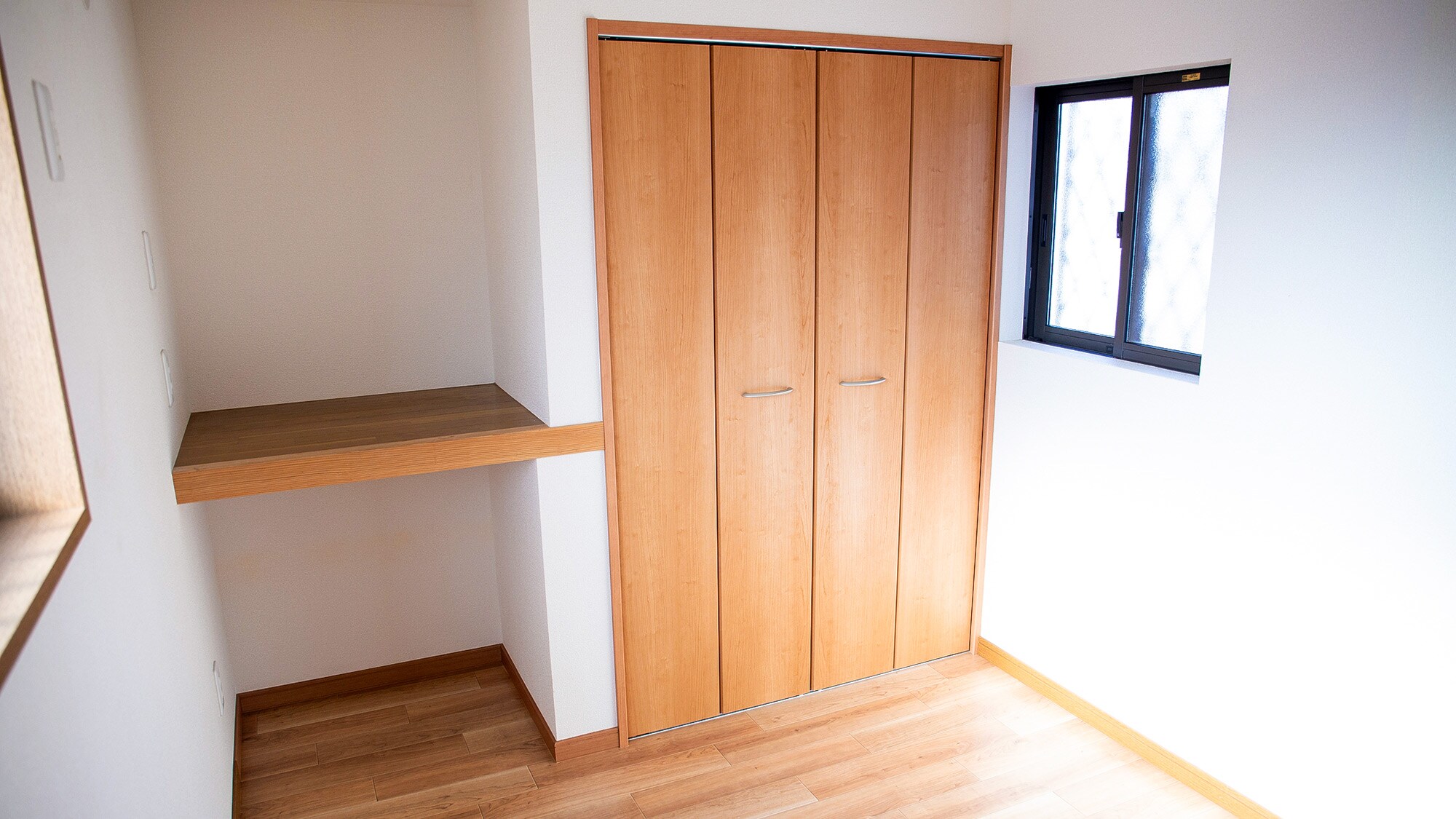 ・【양실 4 다다미】 약간의 작업에 딱 맞는 데스크가 있습니다.독서나 일에 이용해 주세요