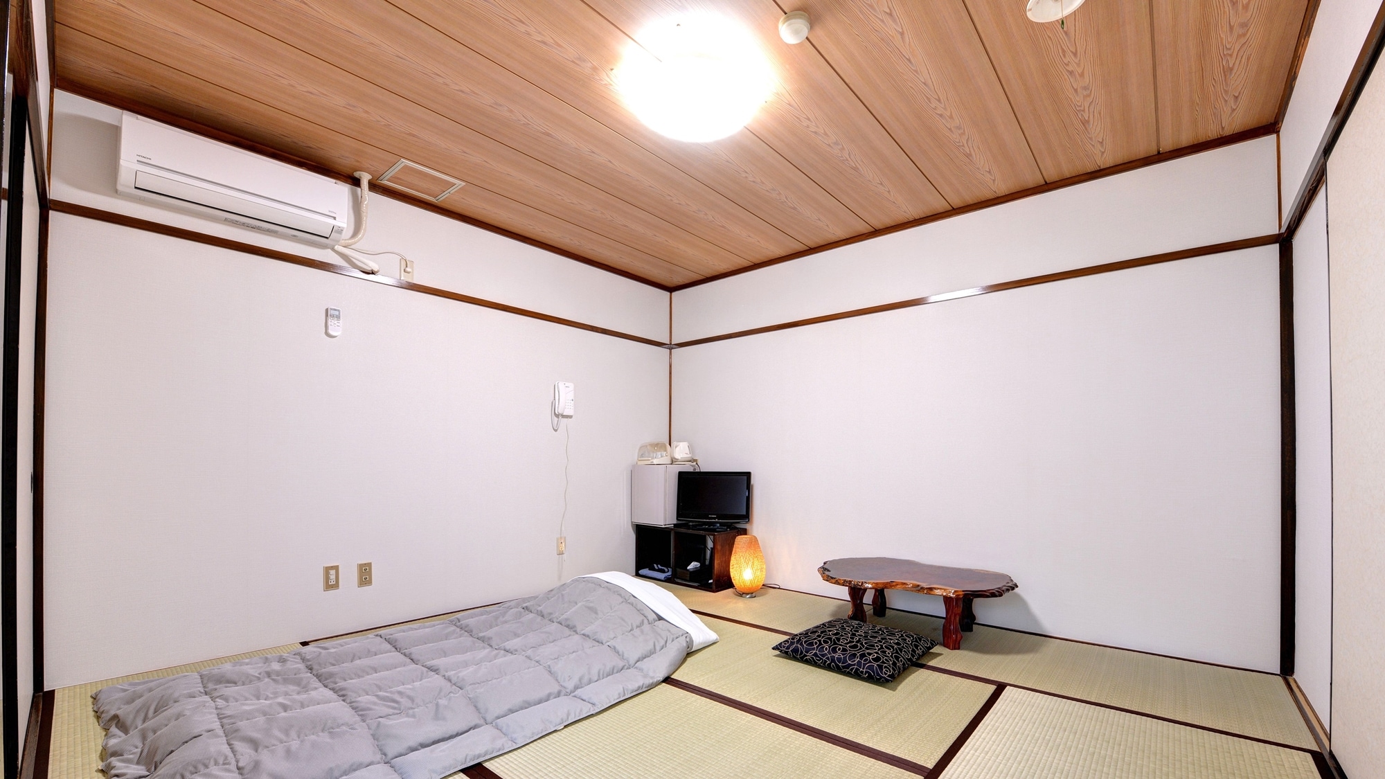 *Japanese-style room with 8 tatami mats (example of guest room) / Perfect for groups or families. Enjoy a relaxing time together.