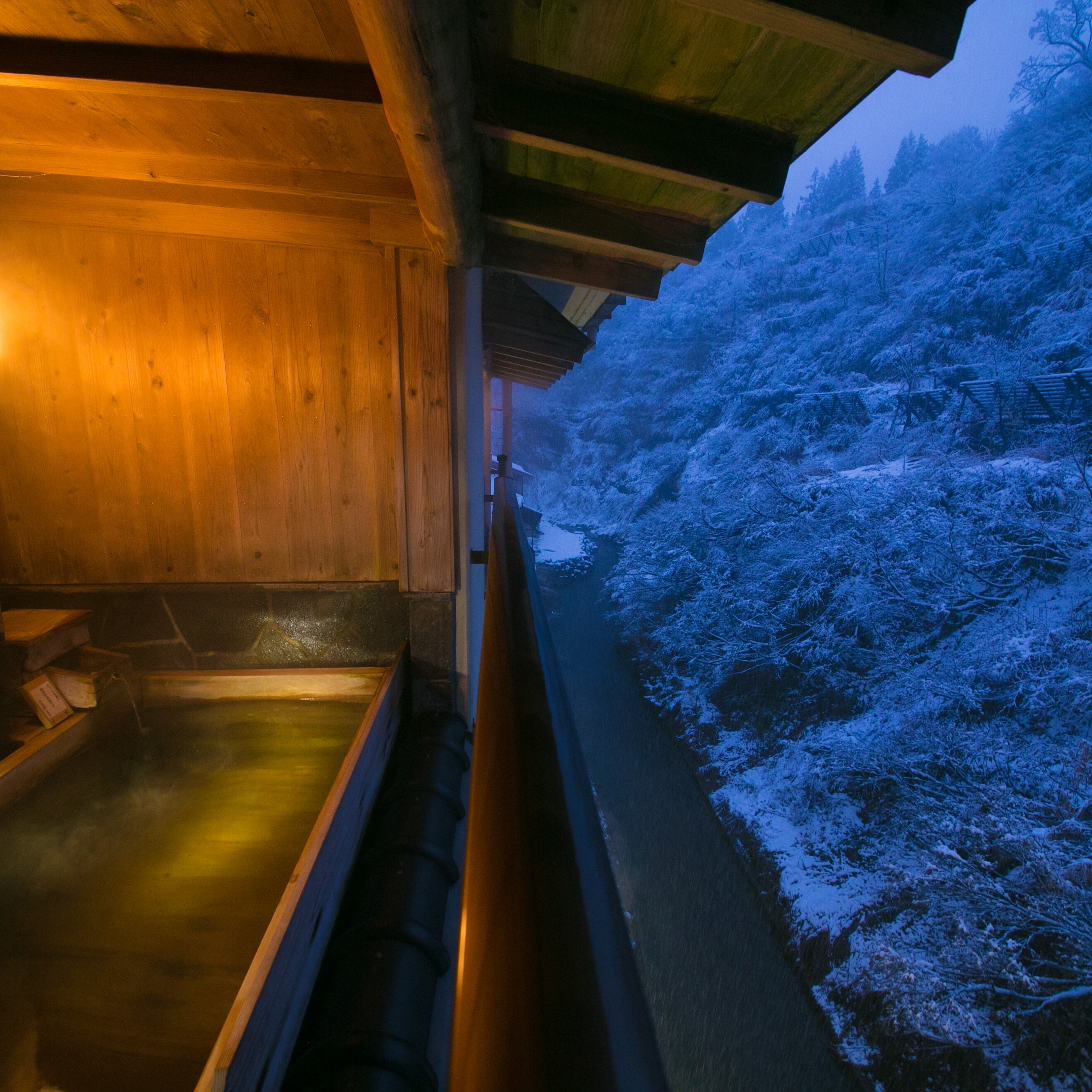 [Winter semi-open-air bath] The white breath that mixes with the steam rising from the source dyes Matsunoyama in the first snow.