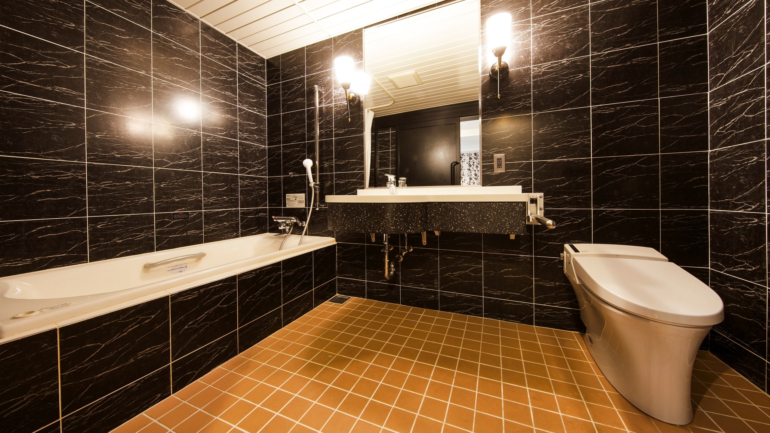 [Semi-suite bathroom]