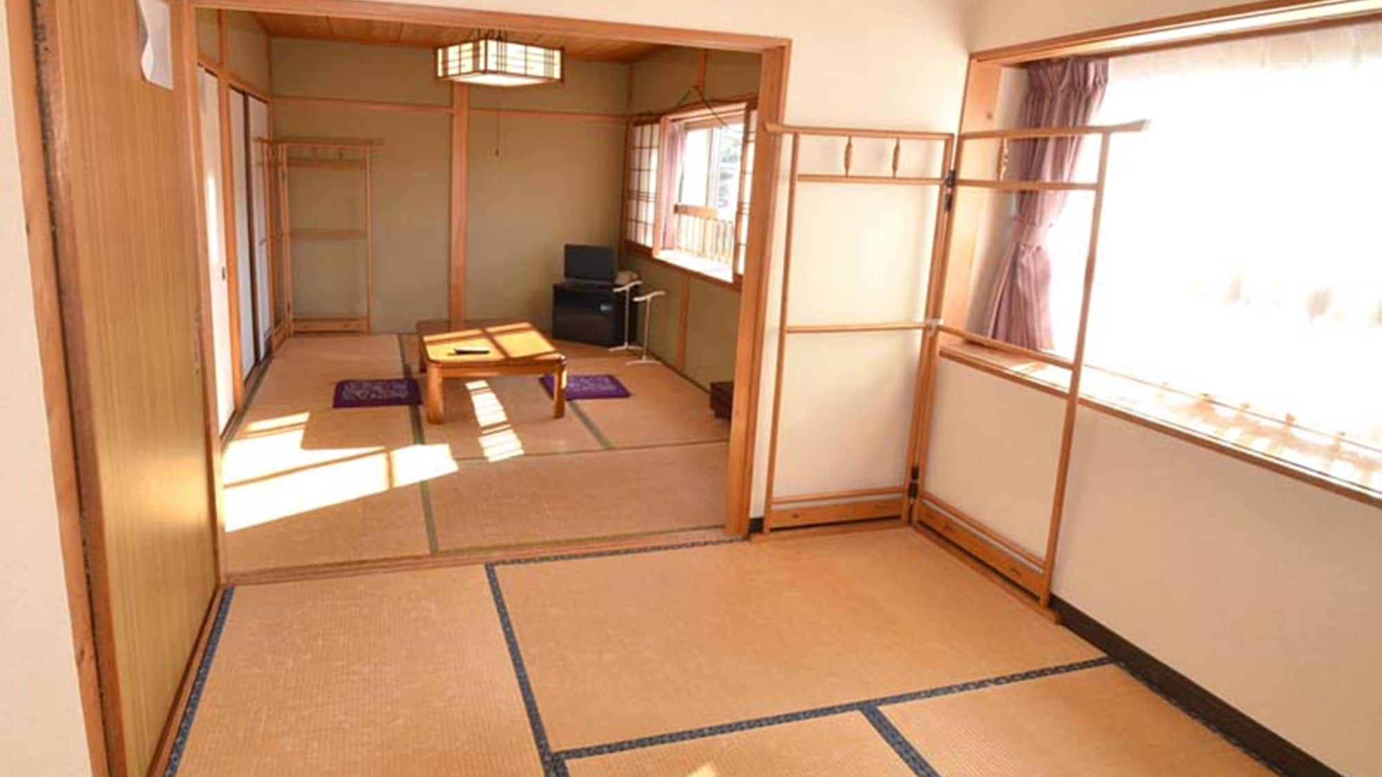 *Ini adalah ruangan bergaya Jepang yang luas di lantai dua gedung utama, dengan dua ruangan beralas tatami yang bersebelahan. Anda dapat melihat kereta JR Obama Line dari jendela.