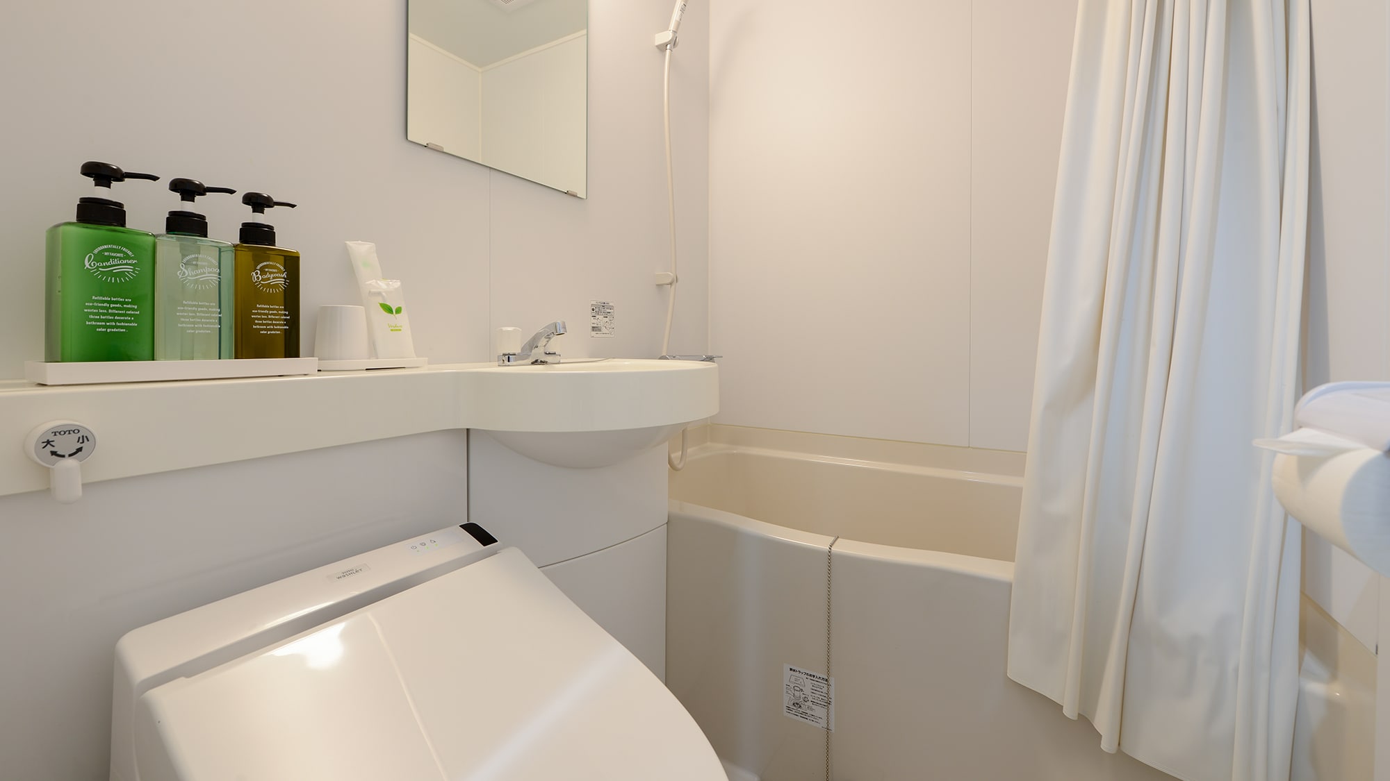 *[Unit kamar mandi] Kamar tamu yang telah direnovasi, dengan fokus pada kebersihan
