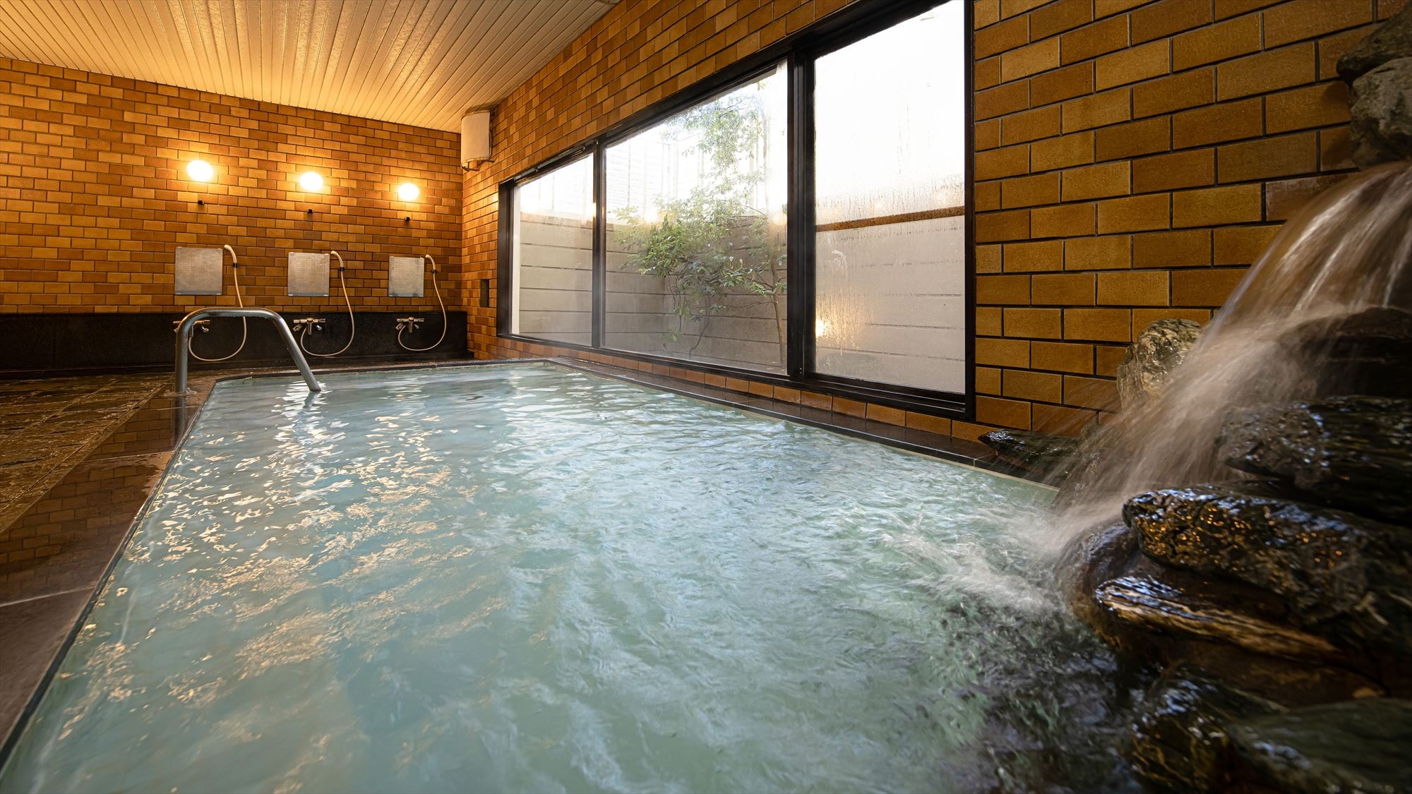 [1st floor large bath]