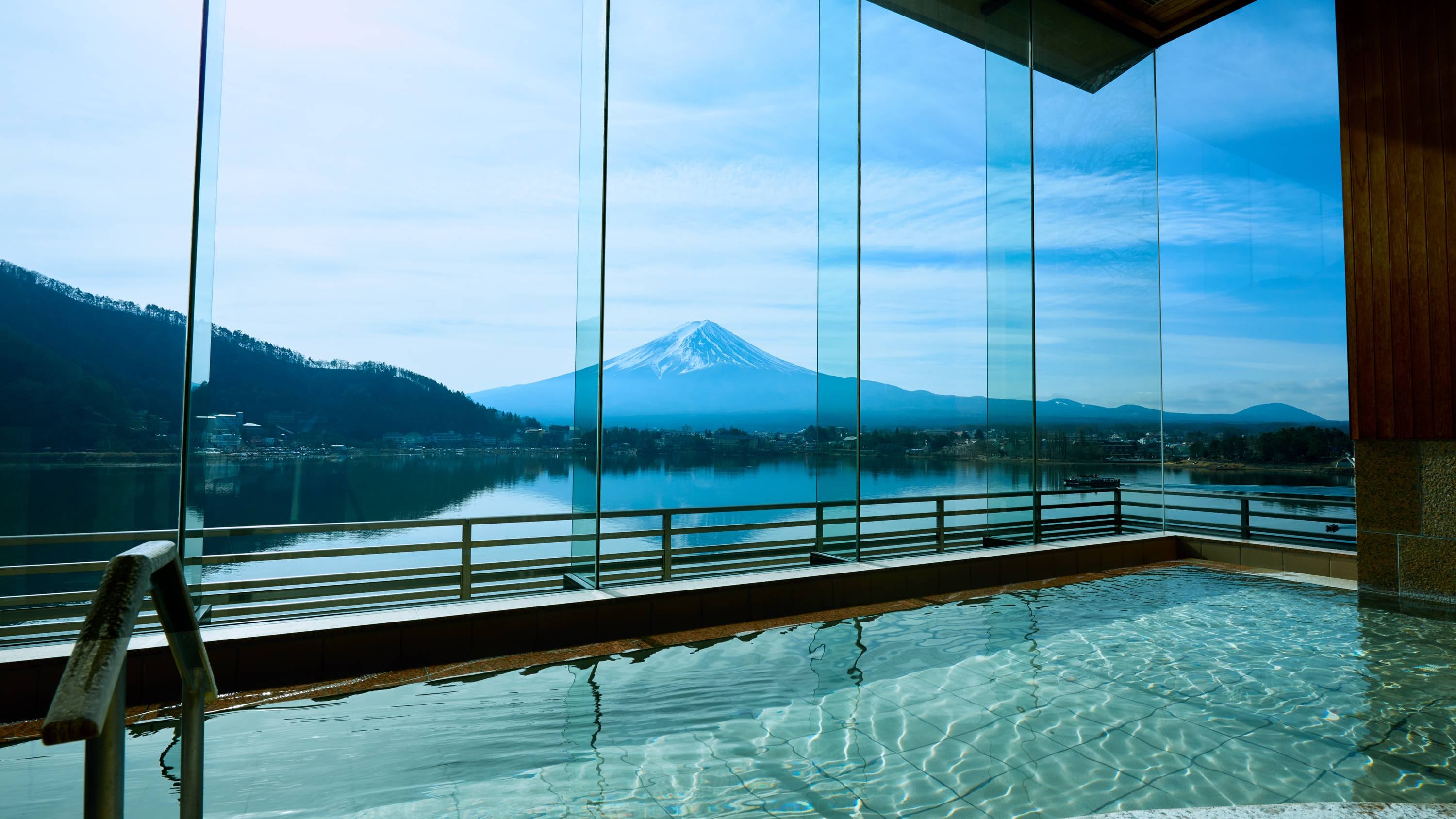 Menikmati pemandangan Gunung Fuji sambil berendam di pemandian air panas.