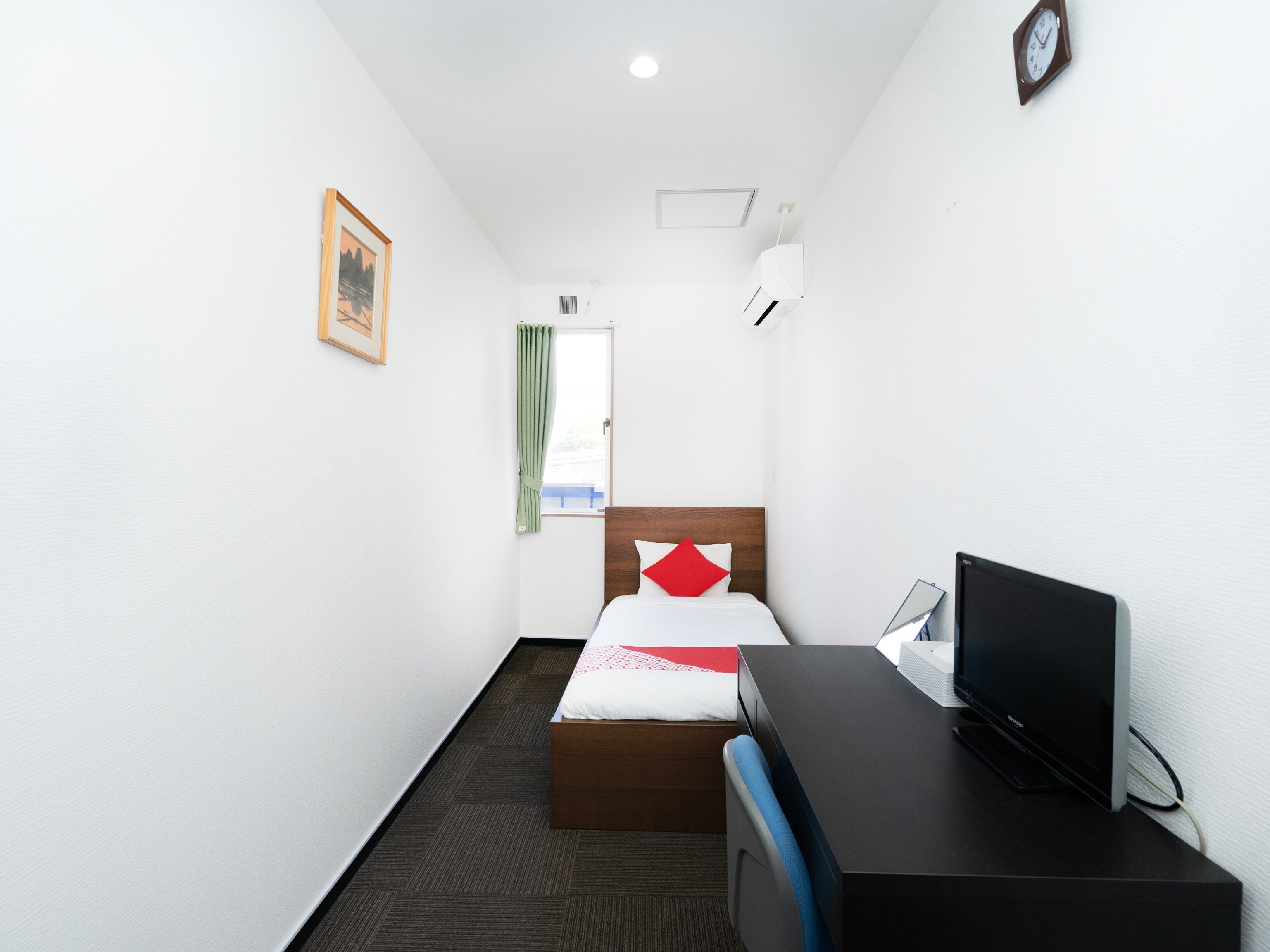Single room without bath or toilet