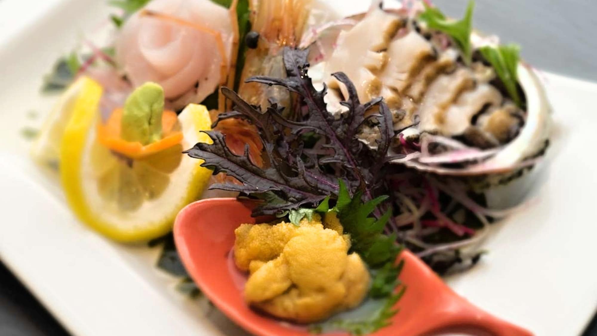 [一日菜肴示例（季节性优惠）] 芋头鲍鱼和当地海鲜的生鱼片