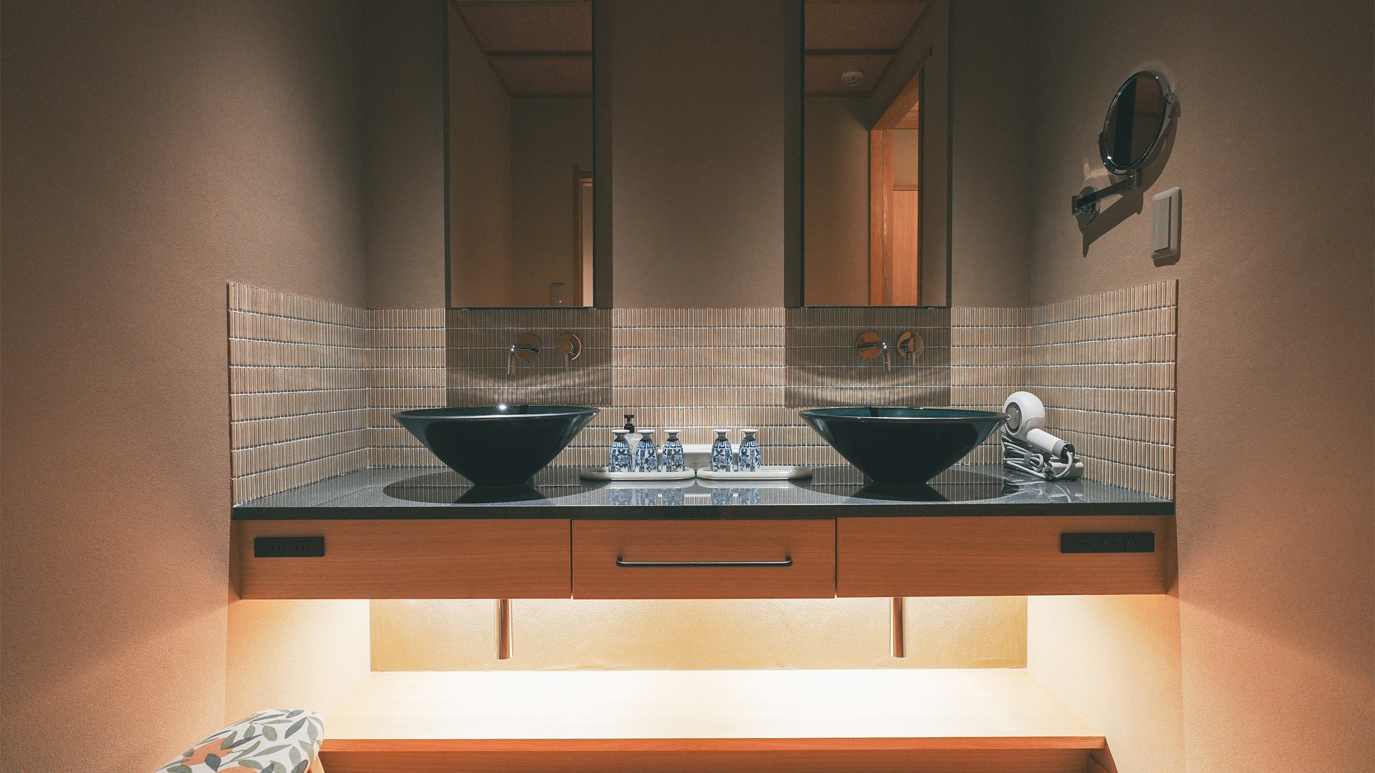 [Sukiya] Washing area with Tobe-yaki Joshua Koubou washbasins