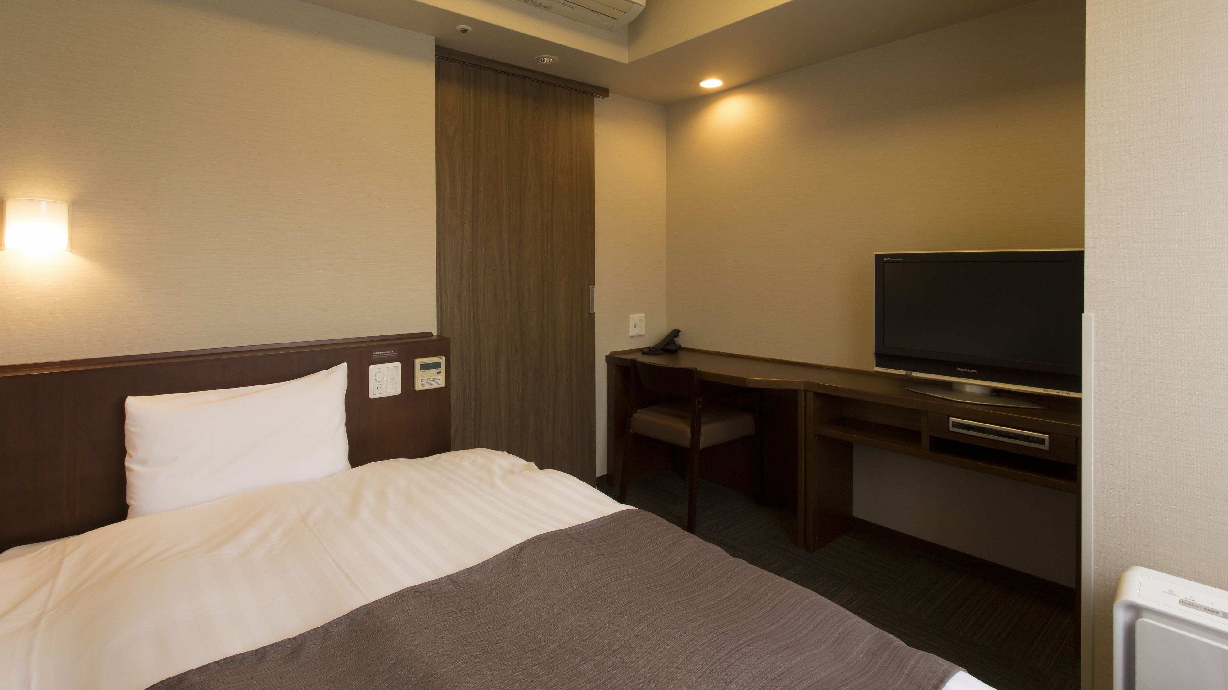 [Non-smoking / Smoking] Semi-double room (1200 & times; 1950) 14.6㎡ ◇ Simmons bed complete