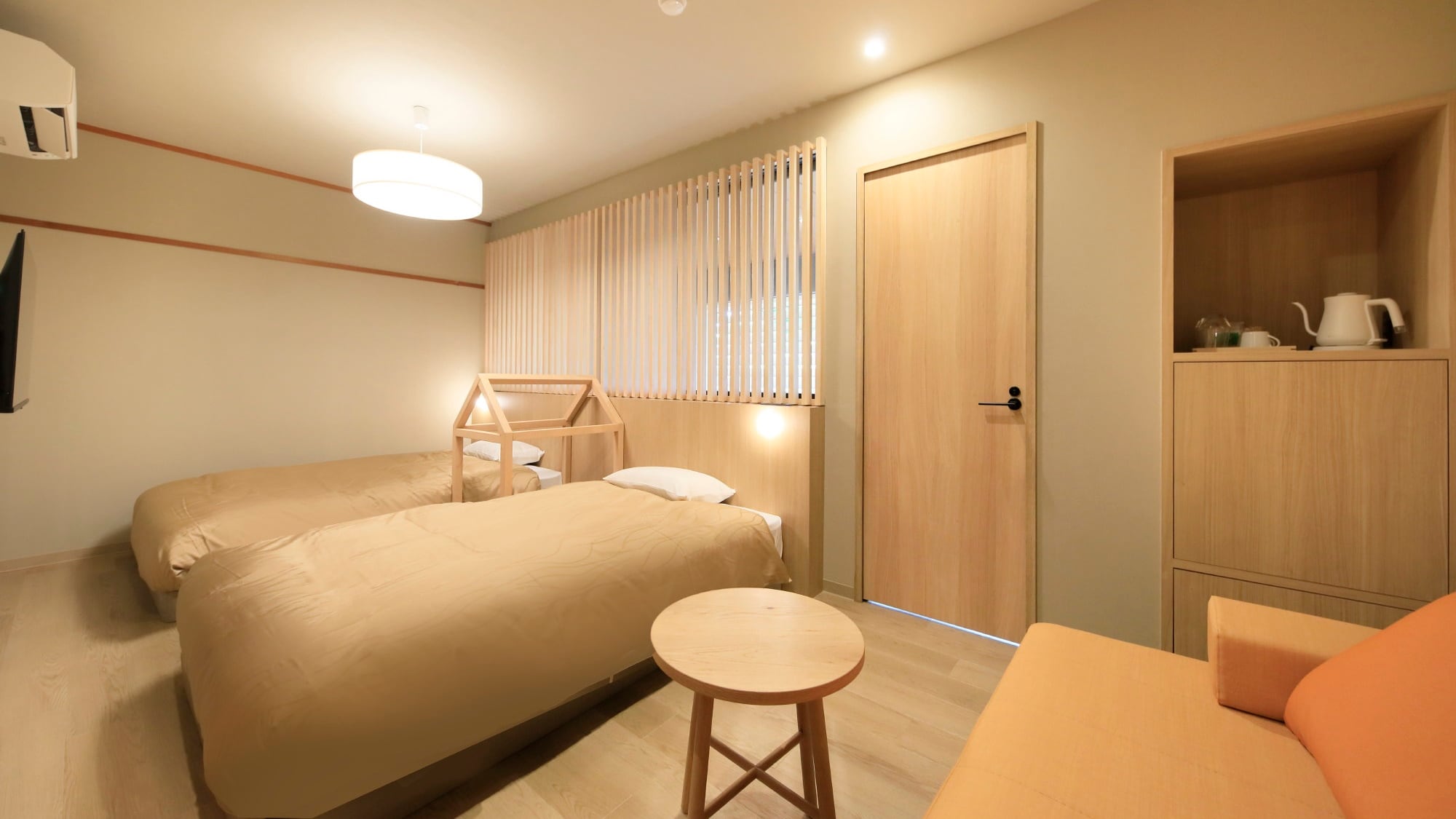 Western-style twin room with semi-open-air bath