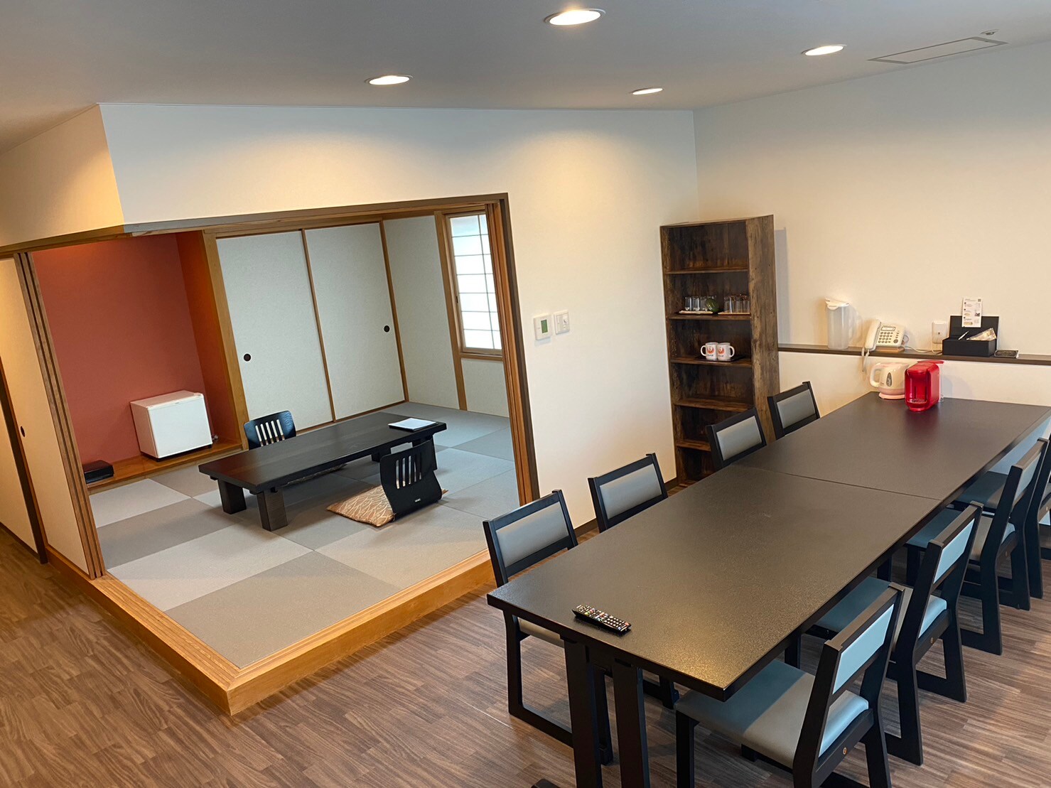 Suite room (dining table)