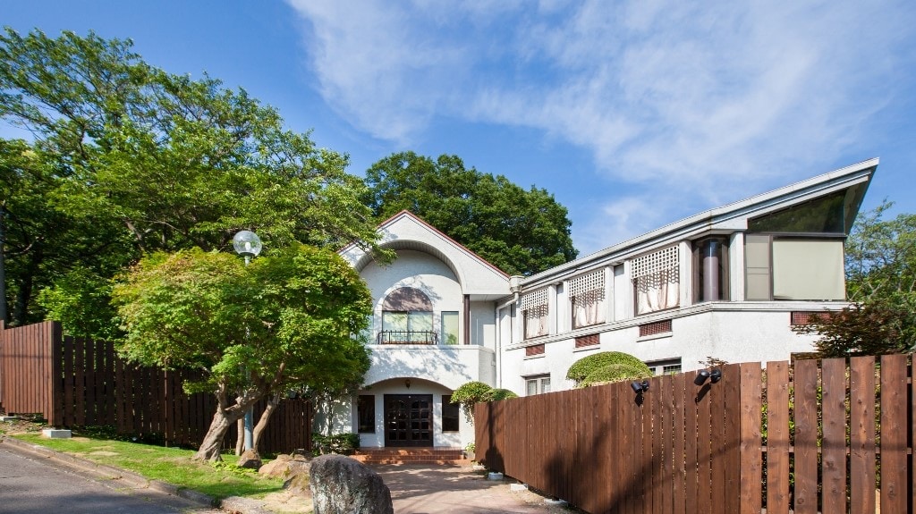 The front desk is here!