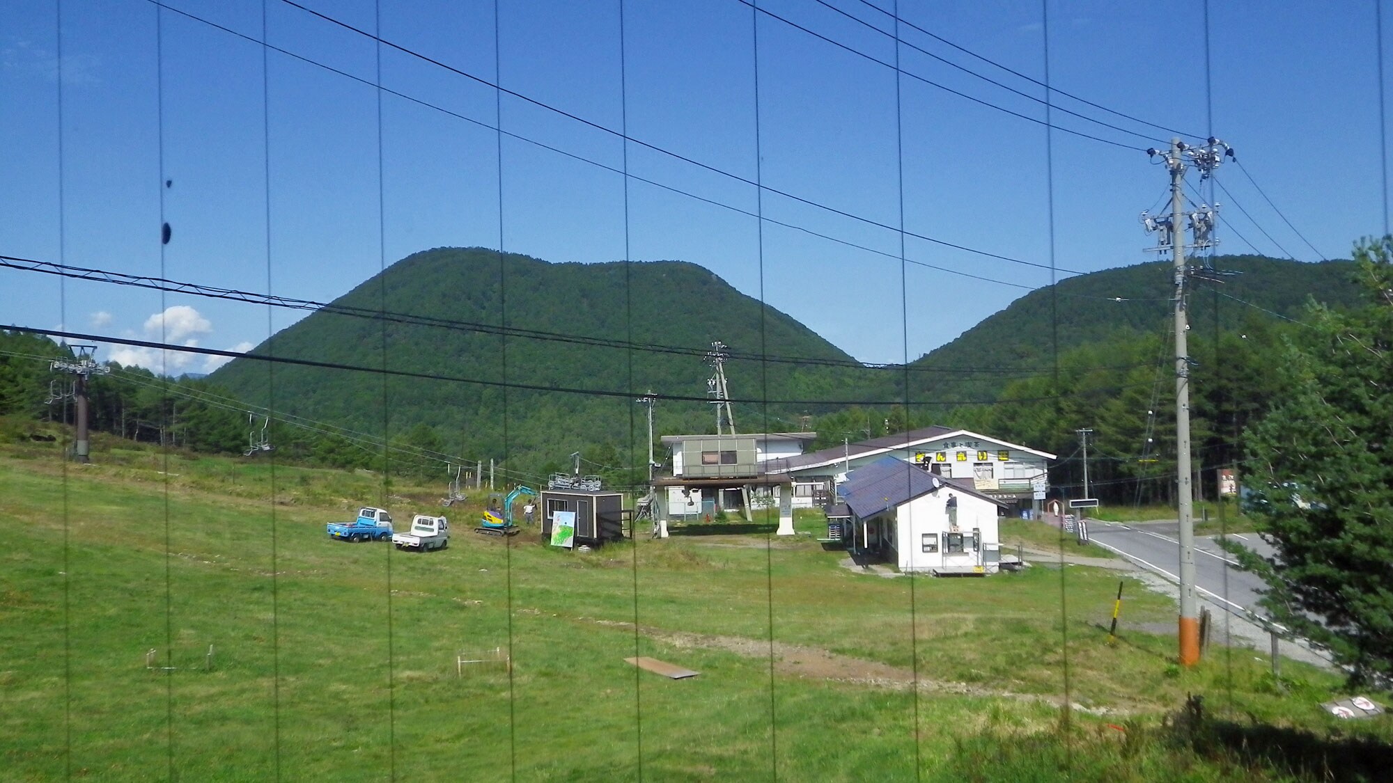 *[View from the Japanese-style rooms in the main building] Surrounded by the mountains of Yunomaru Plateau.