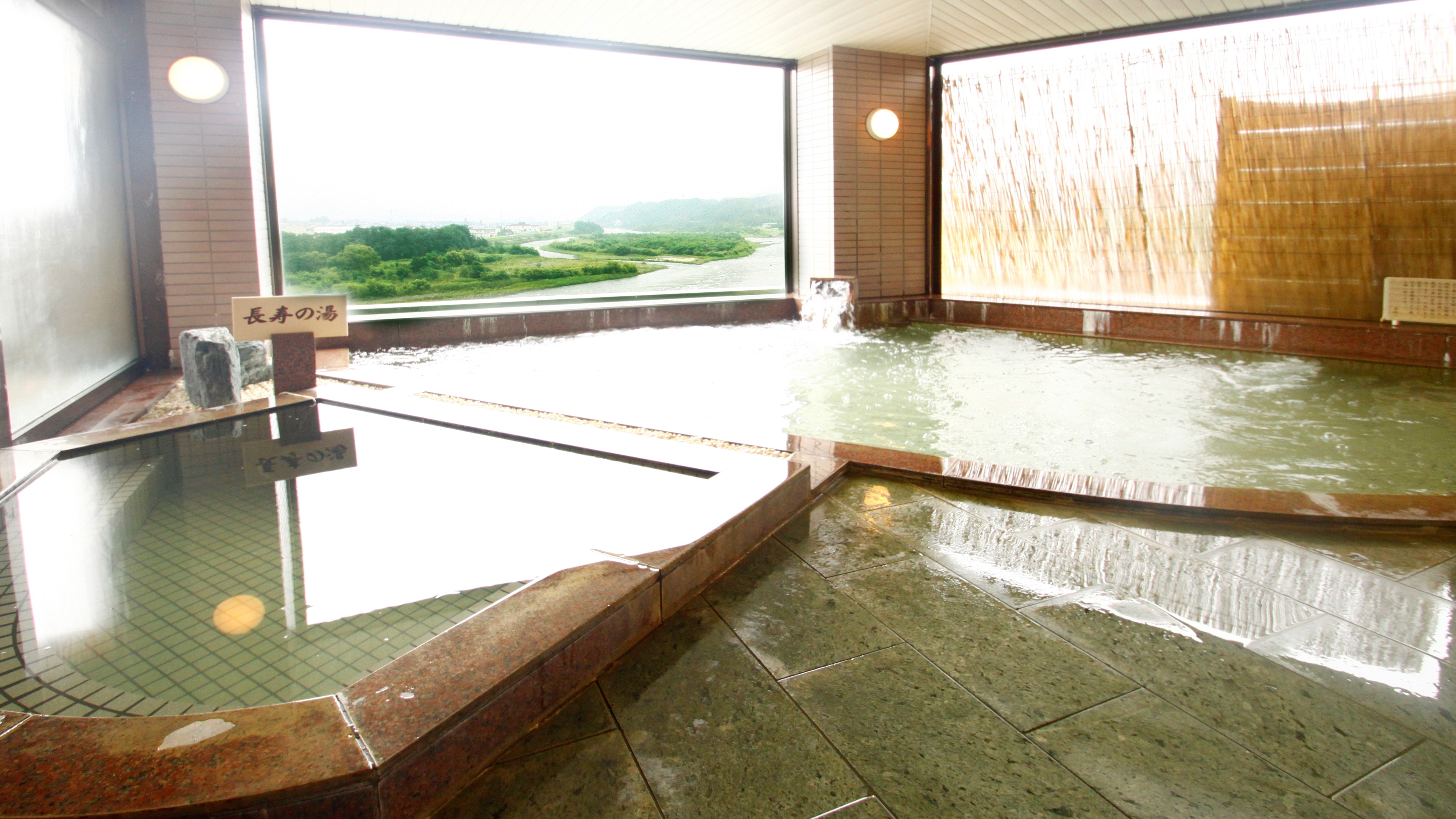 □ [Women's public bath] In the clear air of winter, you may be able to see the Southern Alps