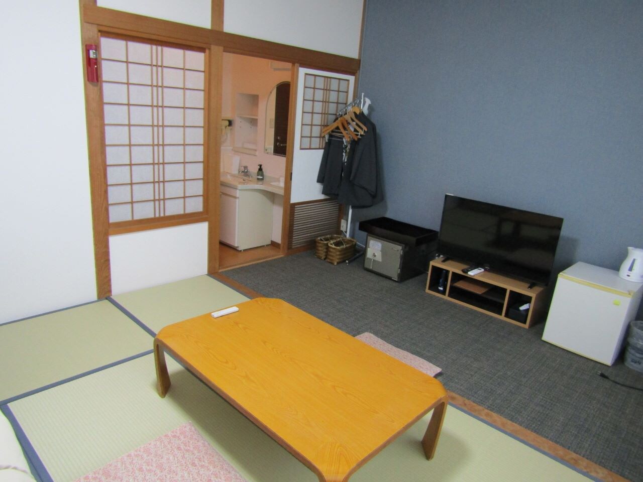Japanese-style room (8 tatami mats)