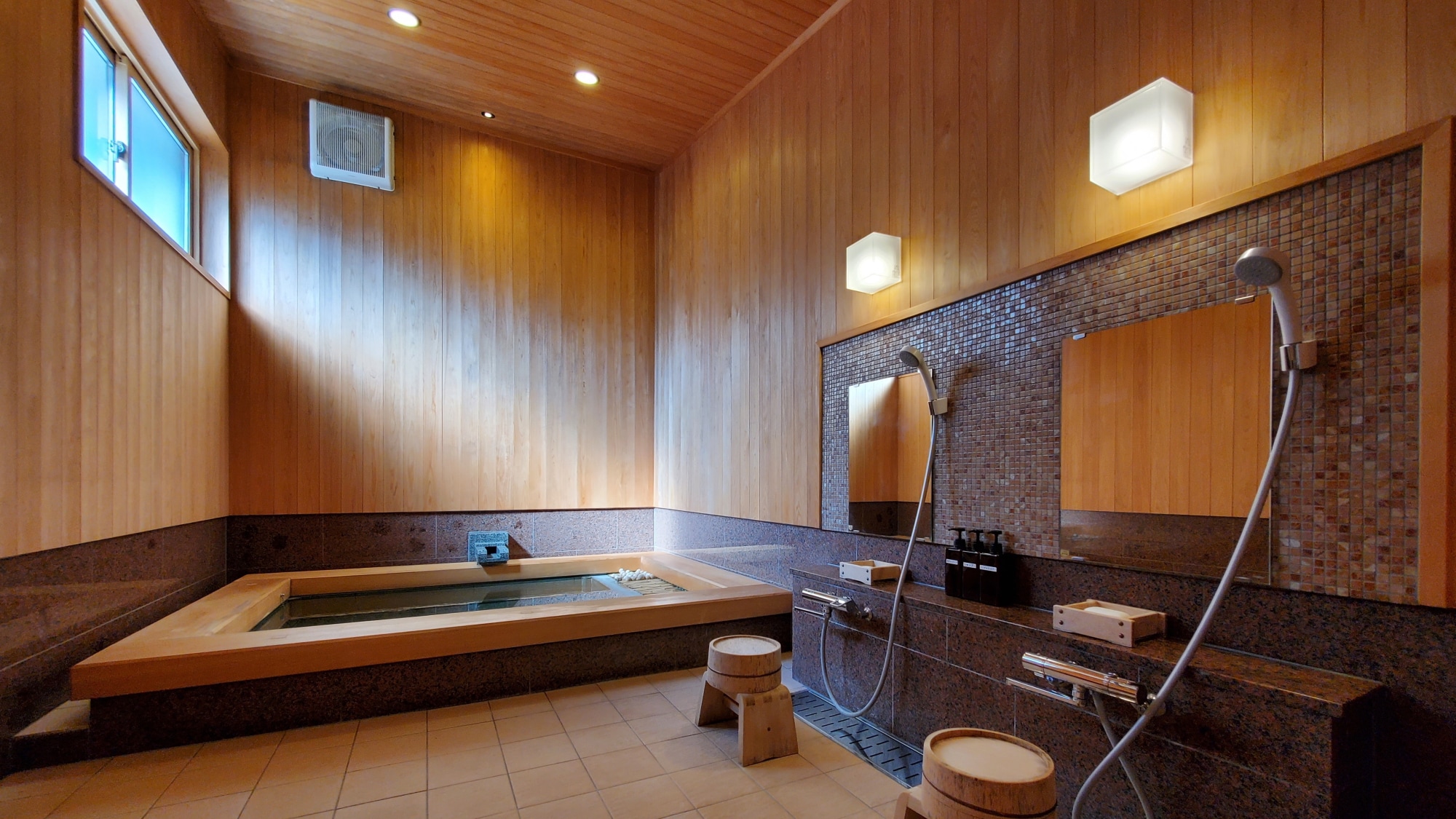 [Cypress Bath] A private bath where you can relax in the scent of cypress and the light.