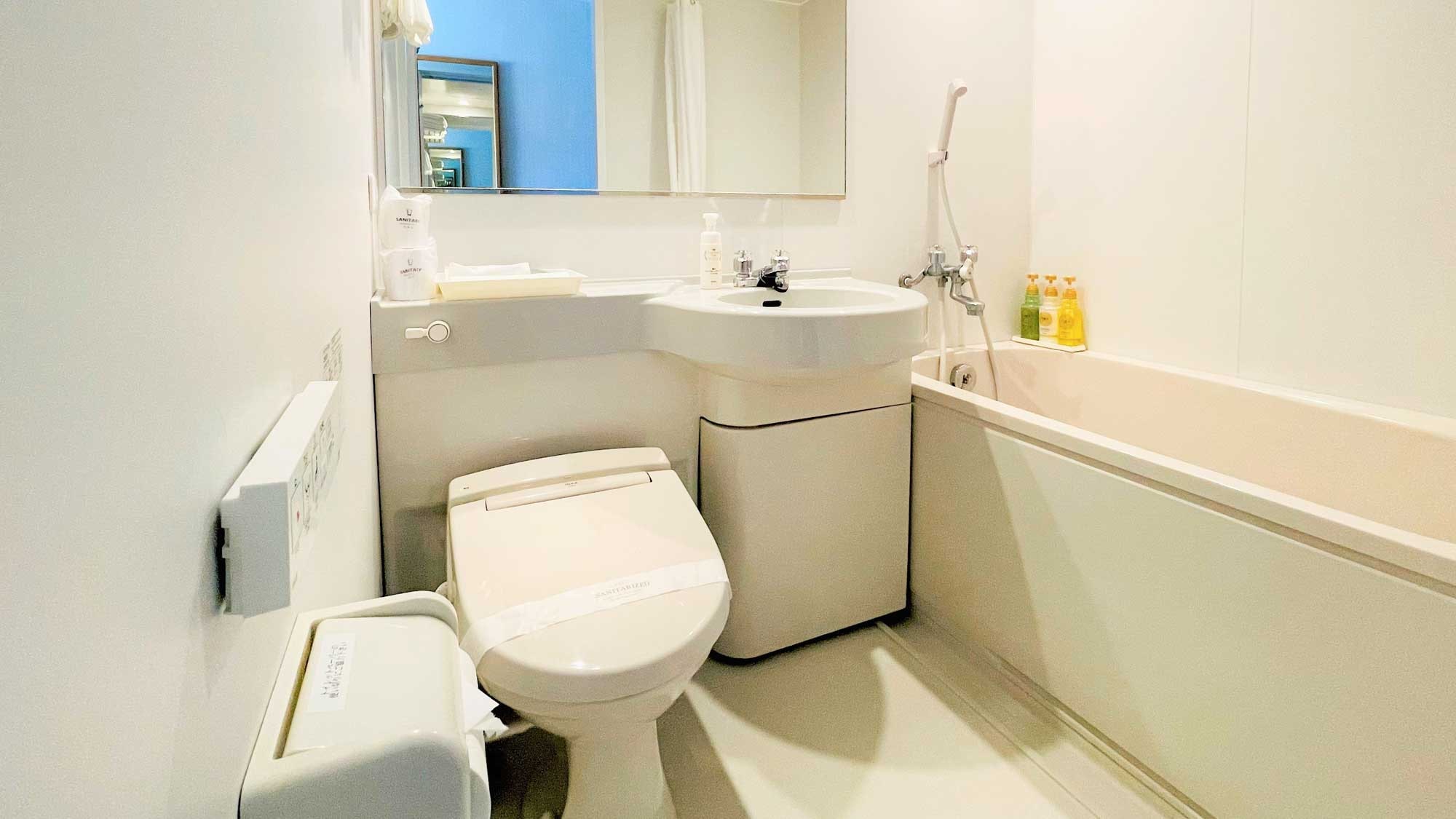 [Kamar bergaya Jepang] Kamar mandi dan toilet dilengkapi dengan dudukan shower yang nyaman.