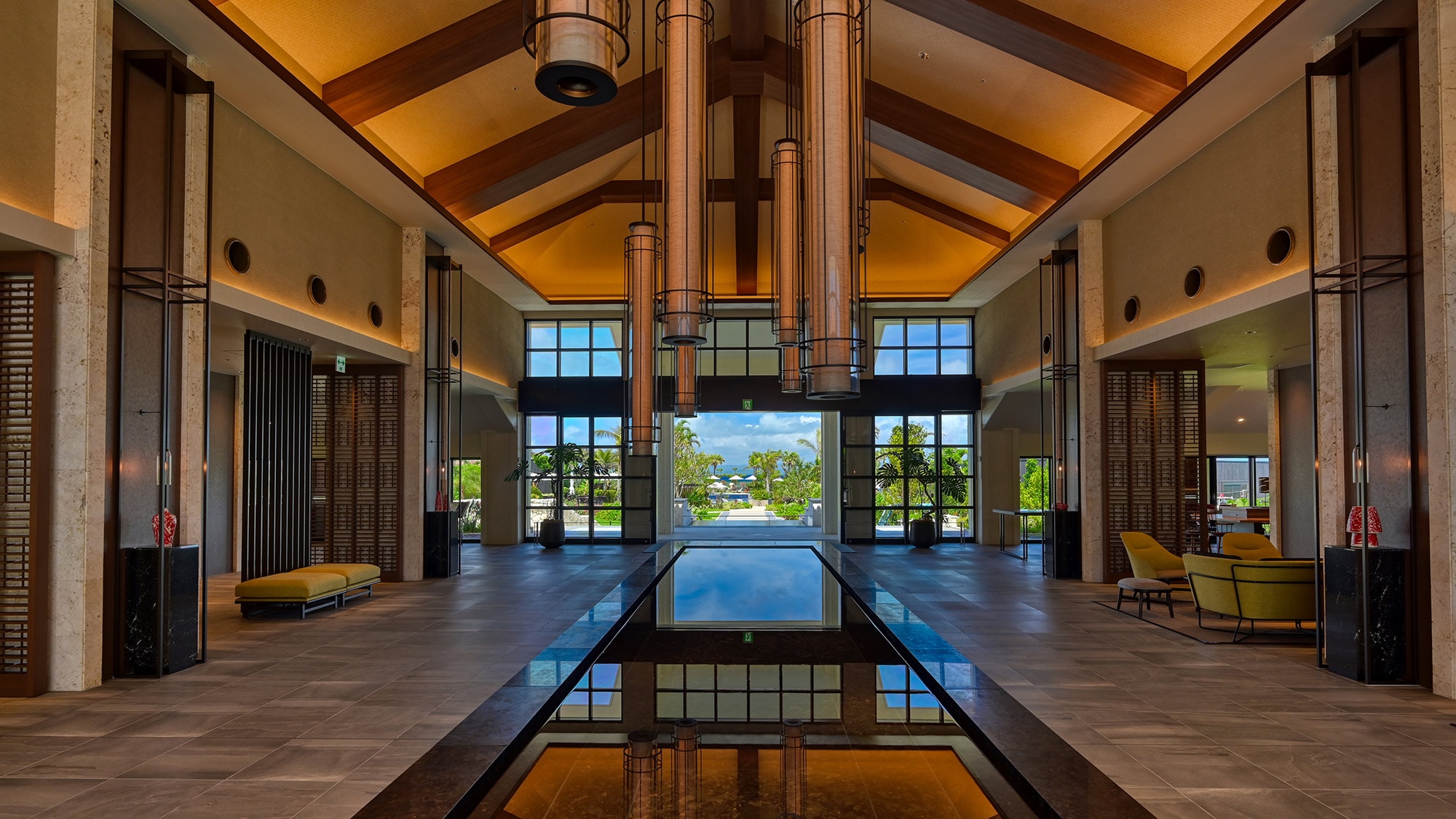 [Lobby] Once you pass through the 8m-high lobby, a tropical resort unfolds before your eyes.