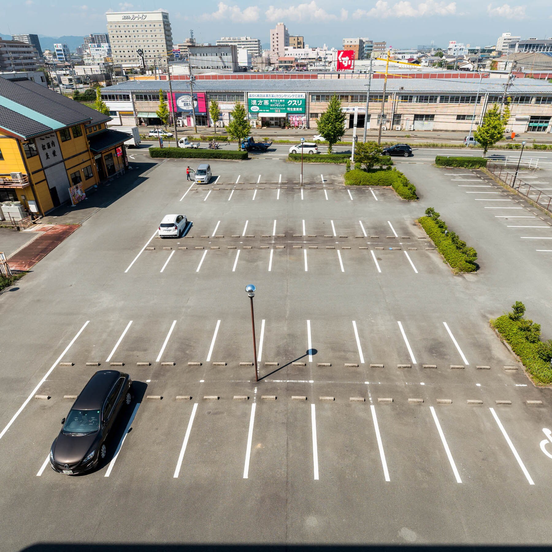 Parkir gratis (untuk mobil biasa). Kendaraan besar (truk dan bus 2 ton) dapat diparkir dengan biaya 500 yen per malam.