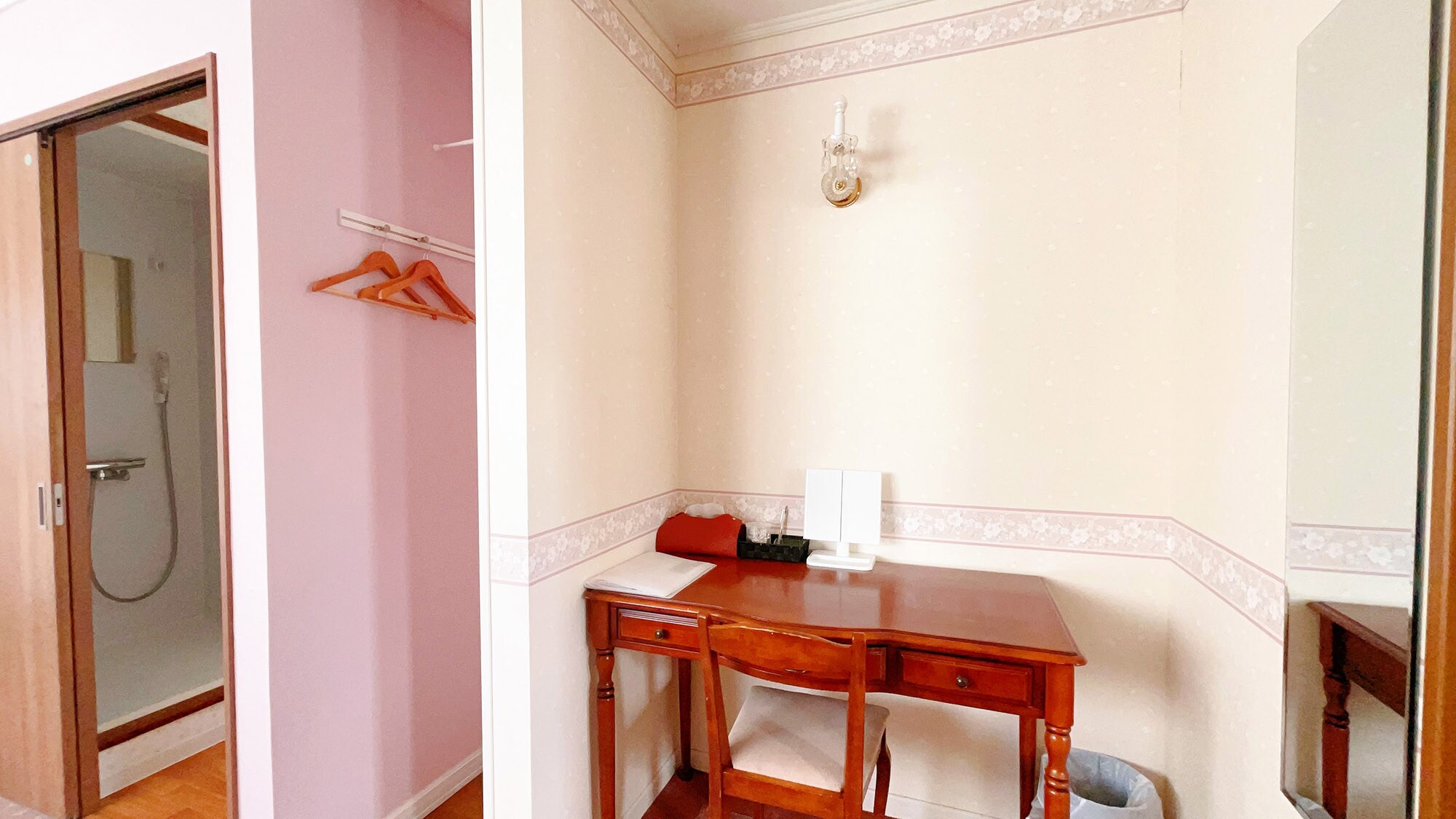 ・【201】 Equipped with a desk. Workcations can use it with peace of mind.