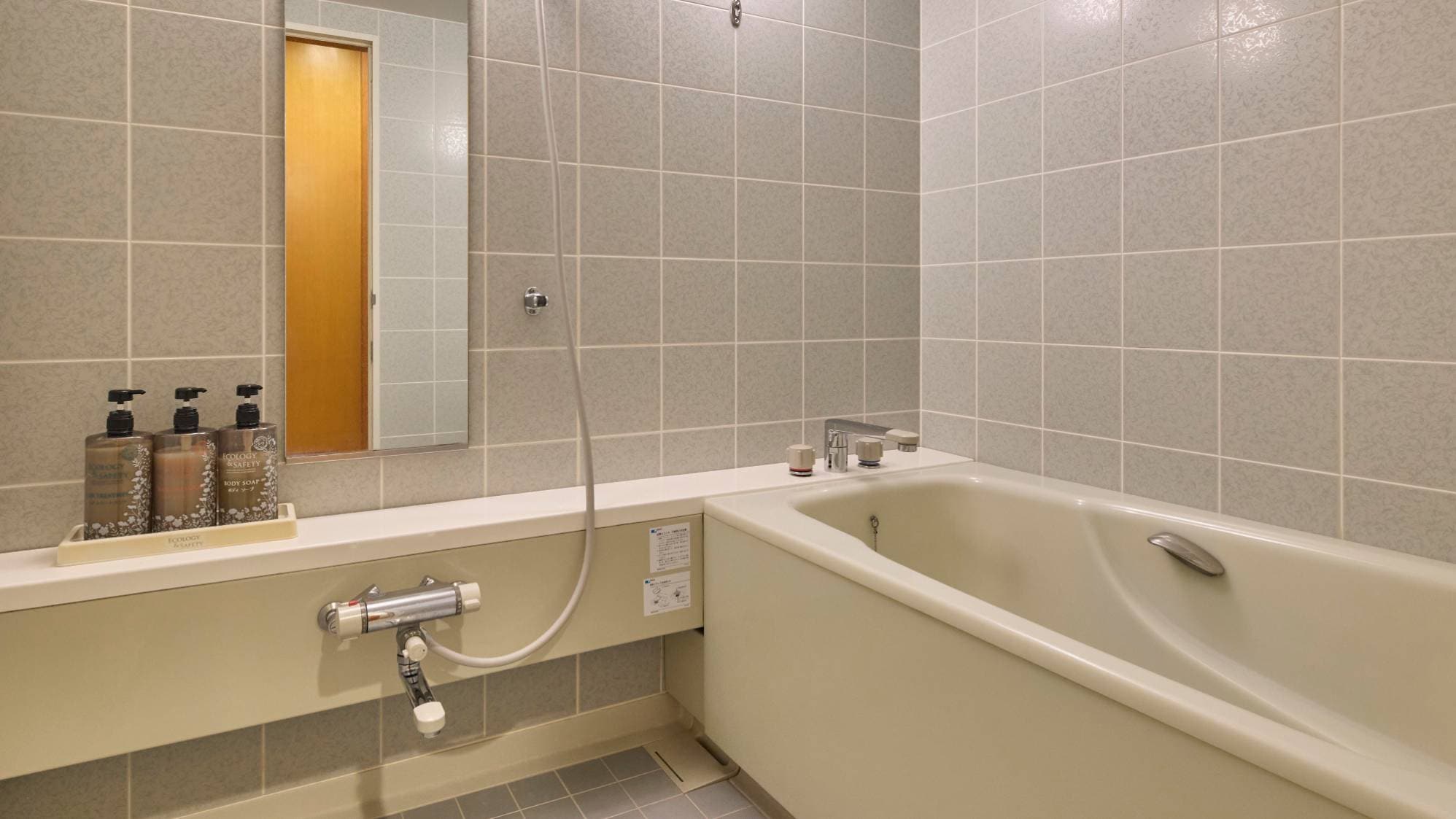 ・[Sunny Japanese-Western room, non-smoking] You can relieve your daily fatigue in a clean bath.