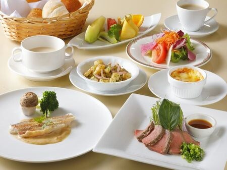 一邊享用營養豐富的早餐，一邊欣賞清爽的大海。