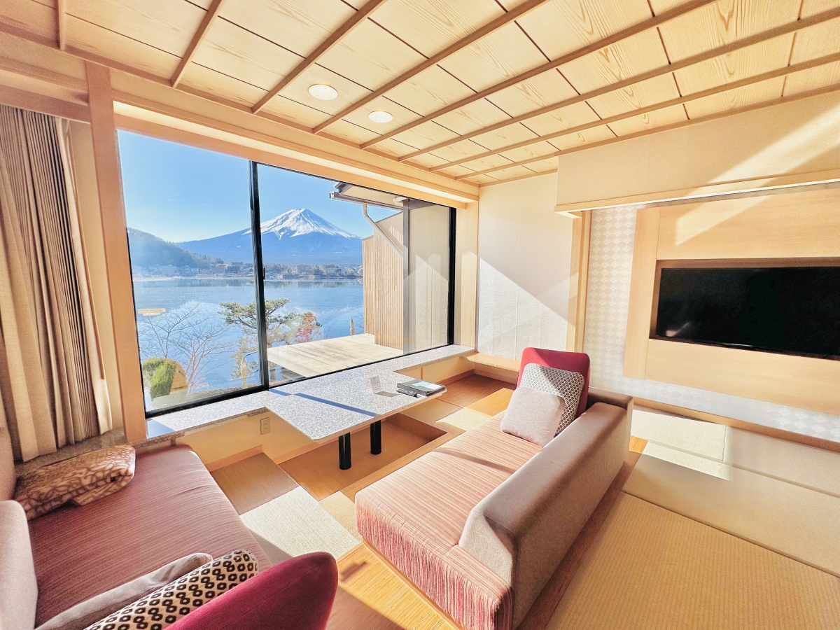 Example of a Japanese-style bed with the following room