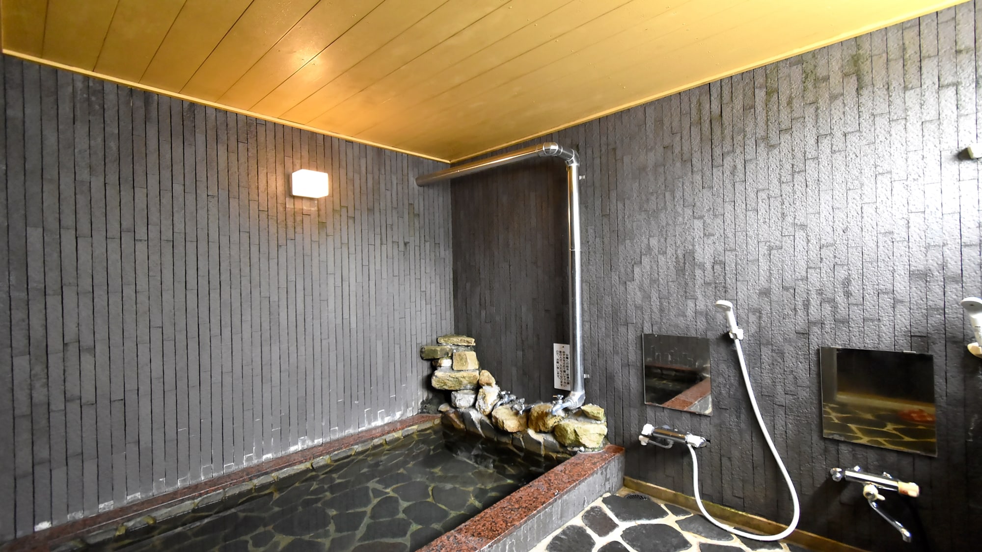 Di dalam gedung: Kamar mandi