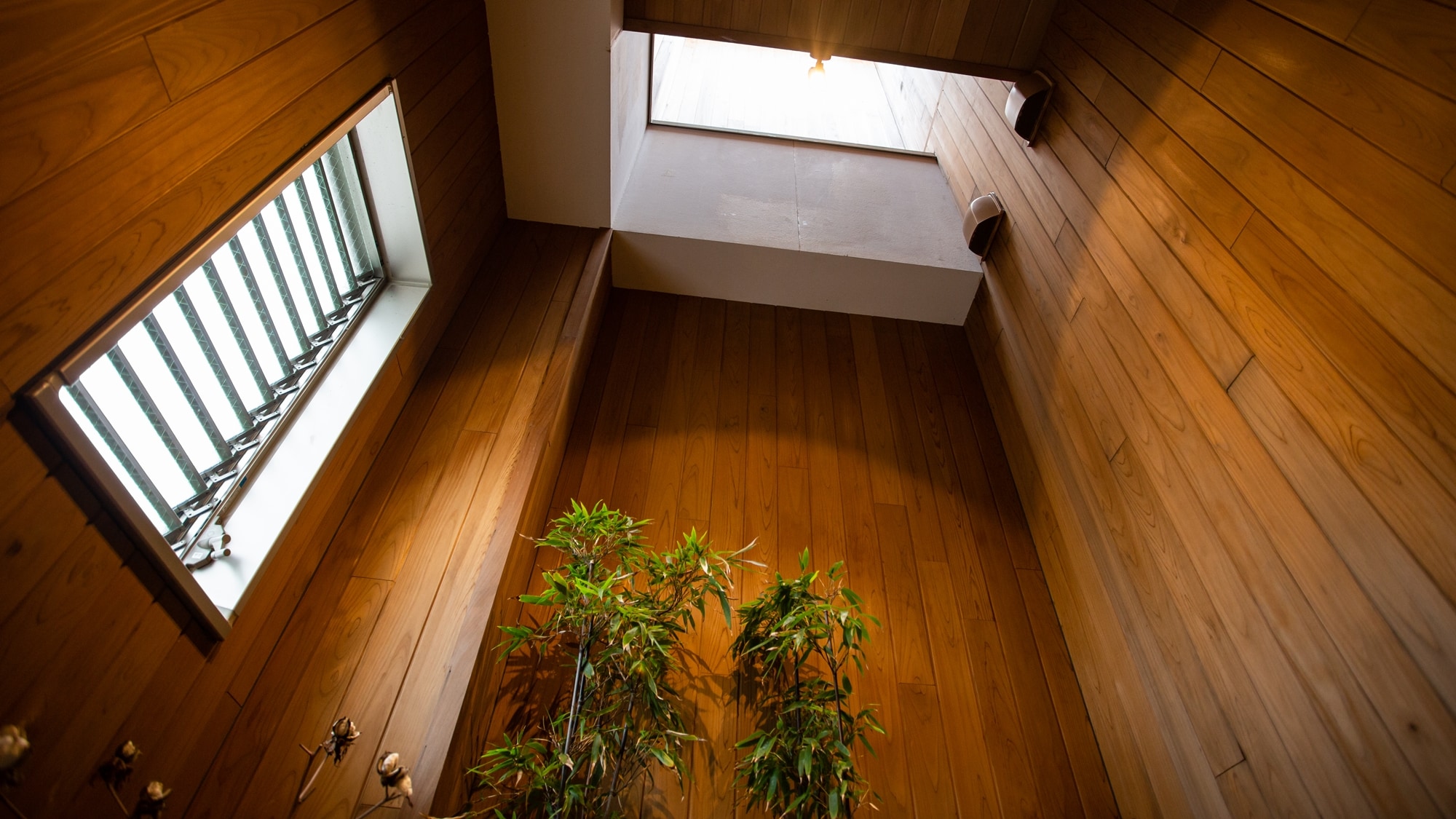 *[New building] 10 tatami Japanese-style room: There is an open ceiling space above the miniature garden.