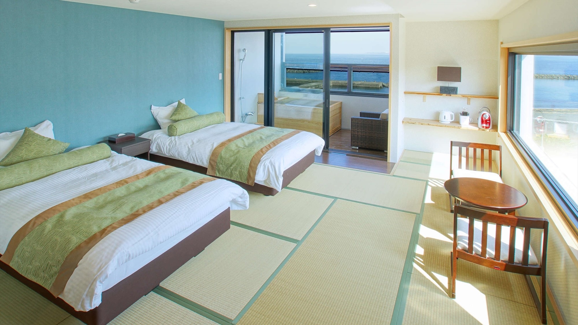 [Oceanfront with open-air bath◇DX Twin] A large corner room with the ocean right in front of you♪