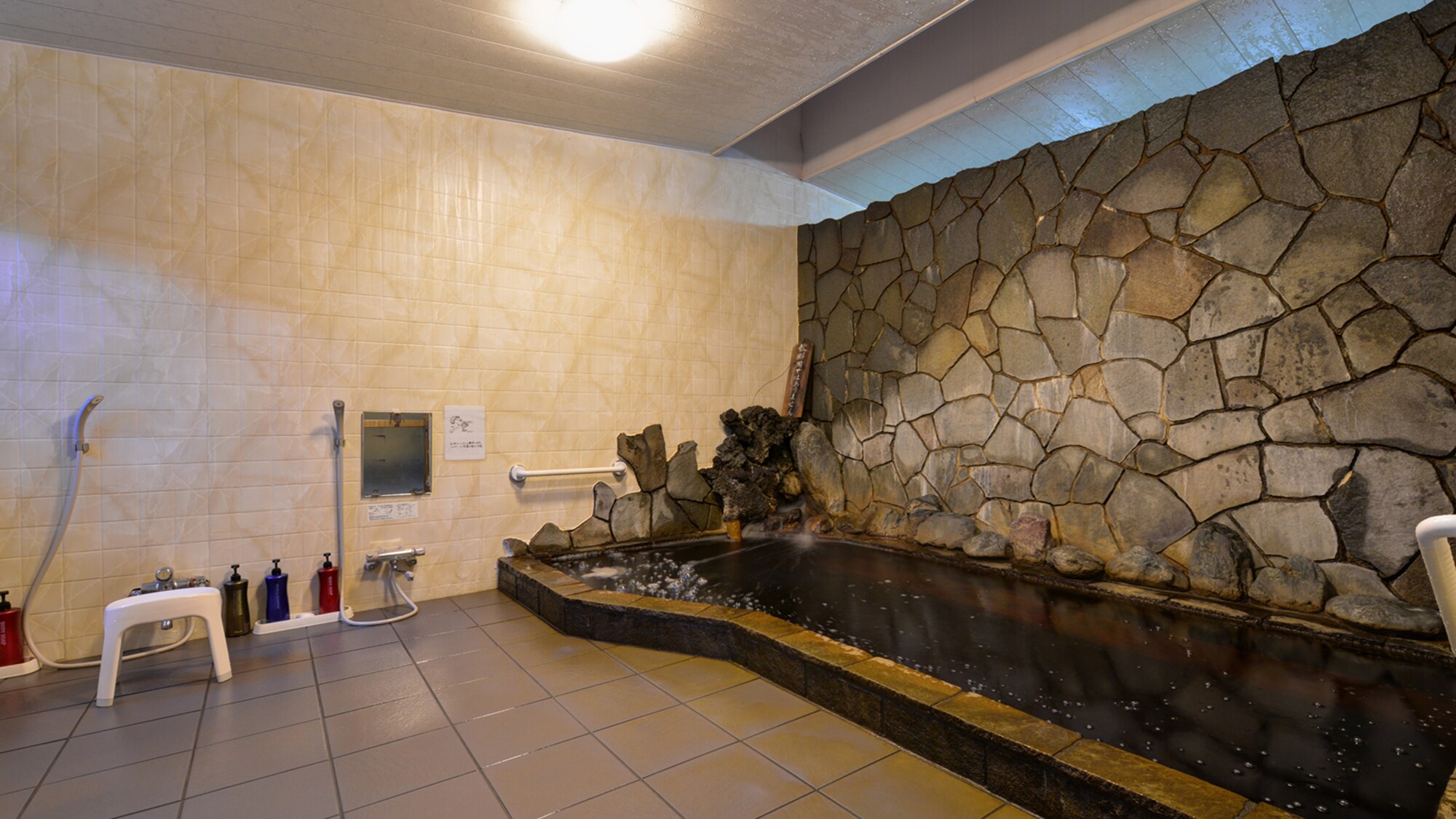 *Large public bath: "Kuroyu" hot spring water, a feature of the Yoro Valley hot spring resort