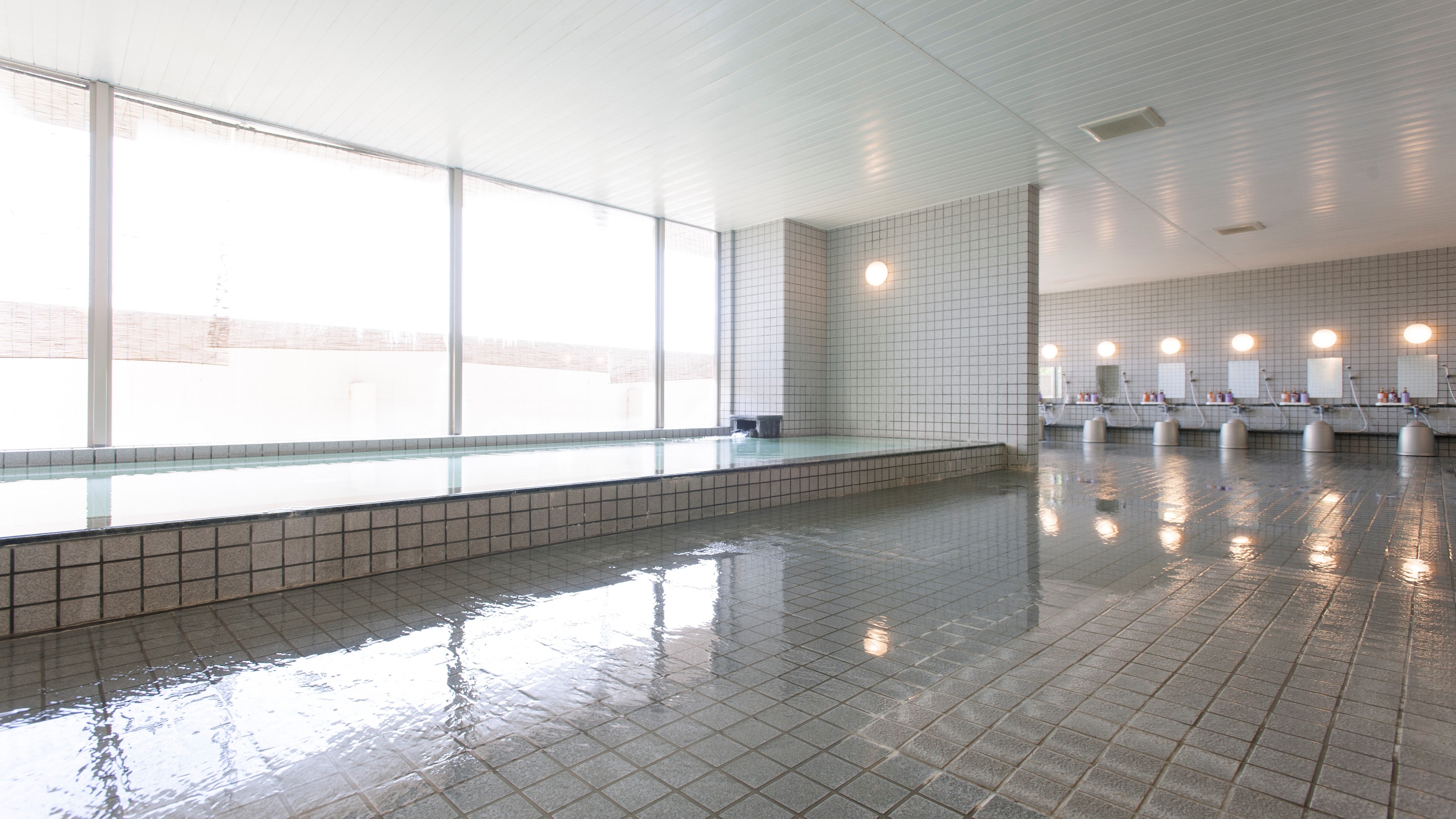 Spacious large bath①