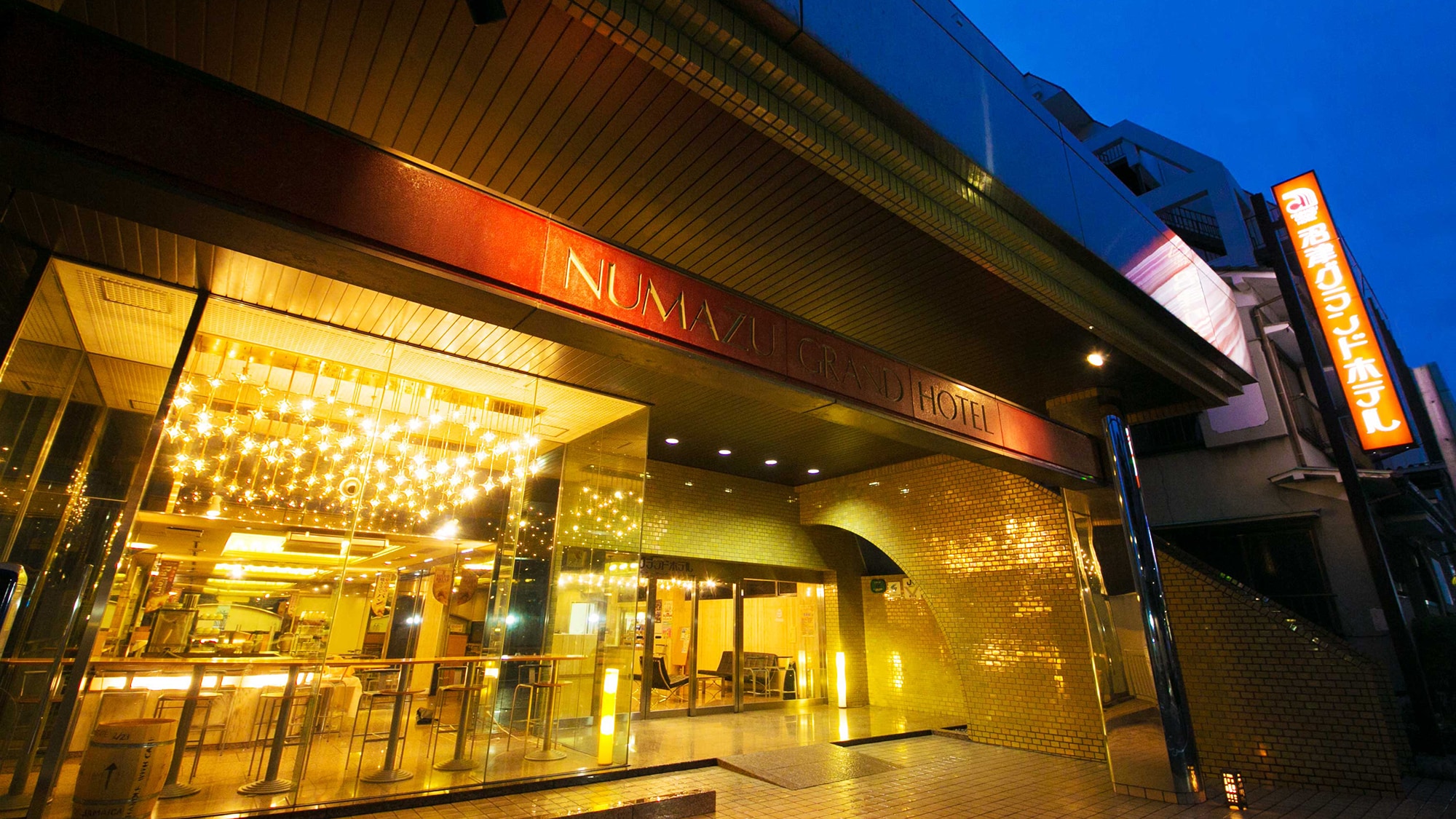 Just a 3-minute walk from the south exit of Numazu Station. Conveniently located with many convenience stores and restaurants nearby!