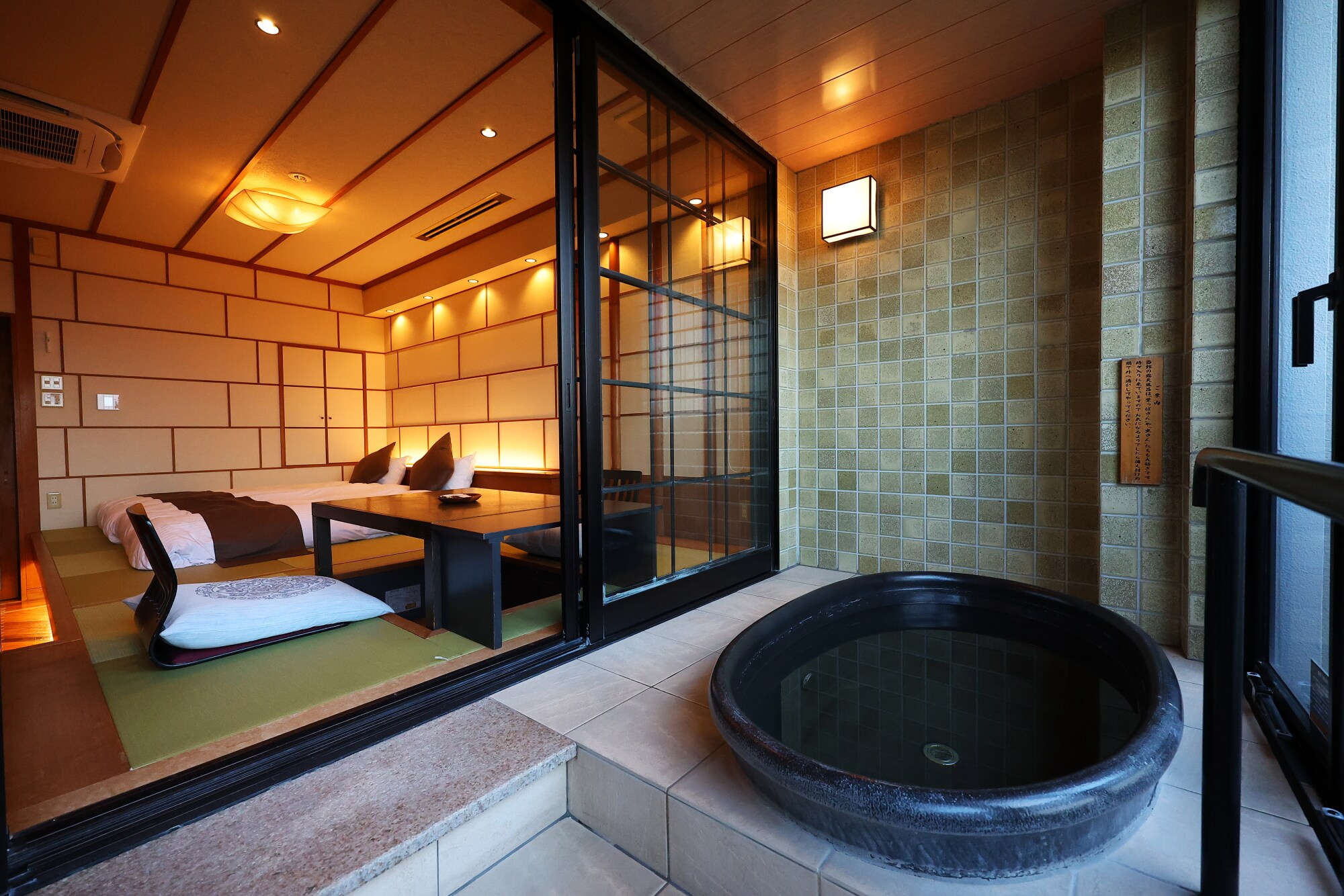 Kamar bergaya Jepang Barat dengan pemandian air panas terbuka (gambar bak mandi)