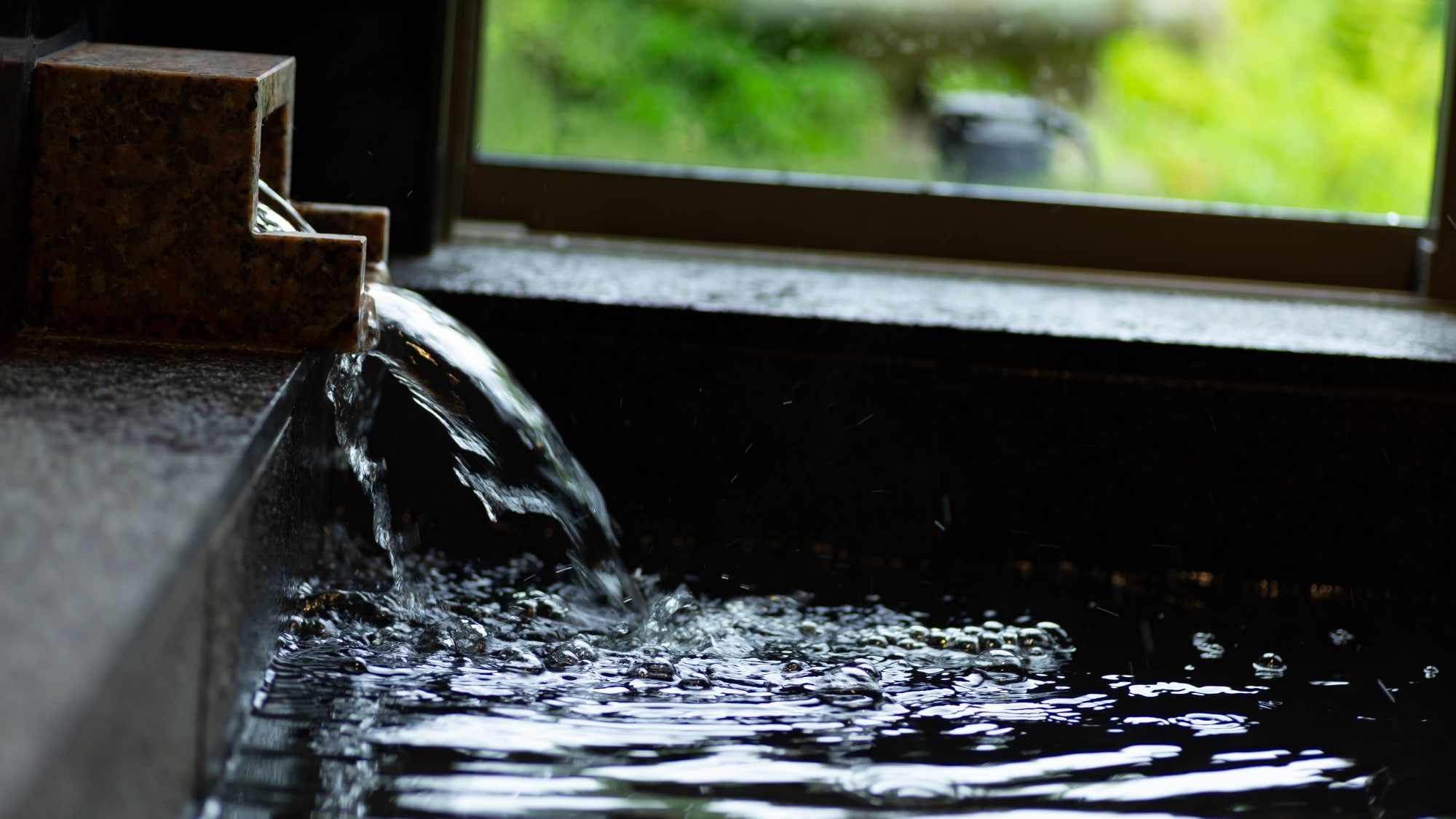 The hot spring that springs up at our hotel is one of the three famous hot springs in the Bocho area, boasting Yuno Onsen, and is an alkaline simple sulfur spring.
