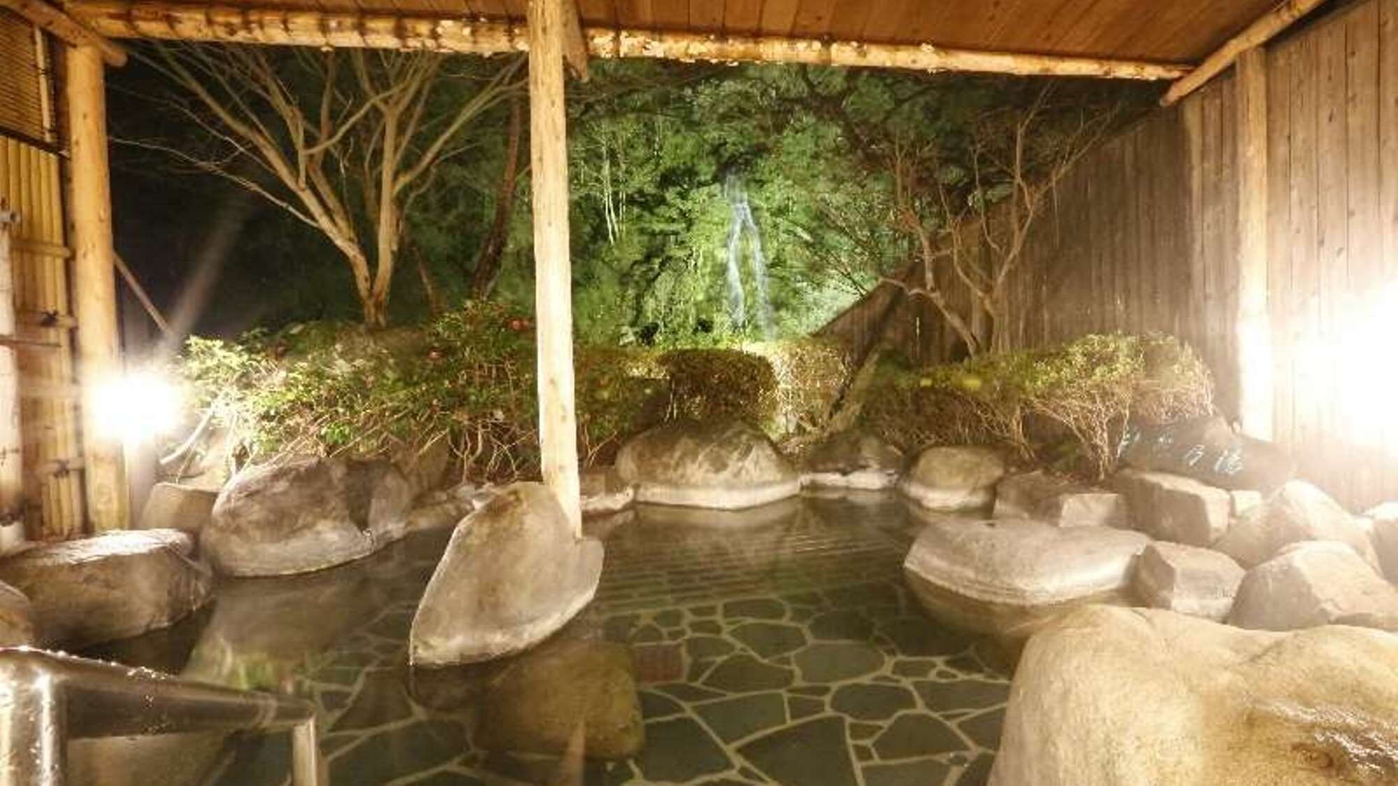 Satu-satunya pemandian terbuka dengan pemandangan spektakuler di Mitamata Onsen