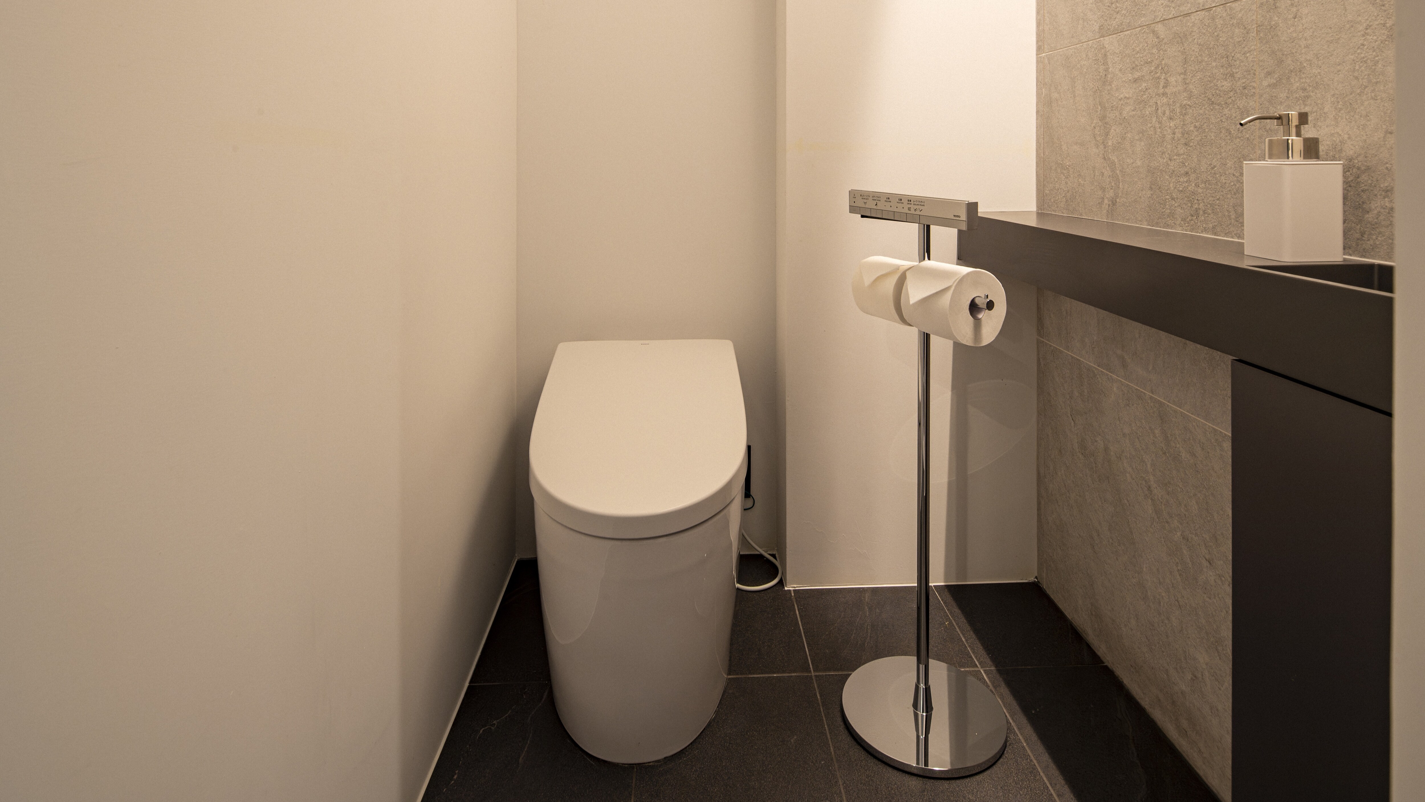 Premier Suite 401 / Toilet
