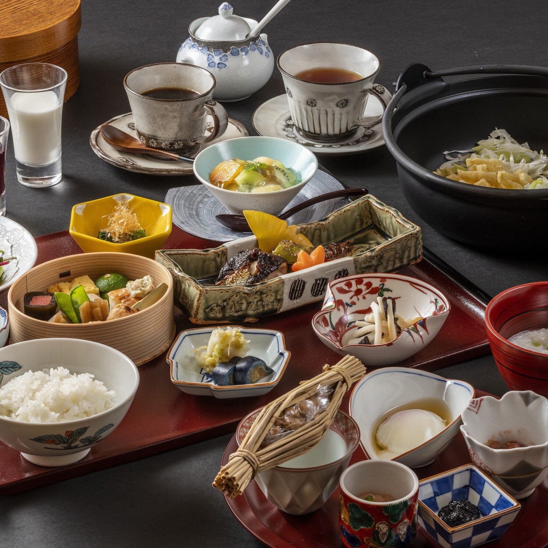 早餐是按每人一份的日式套餐。我們使用秋田特有的餐具「magewappa」。