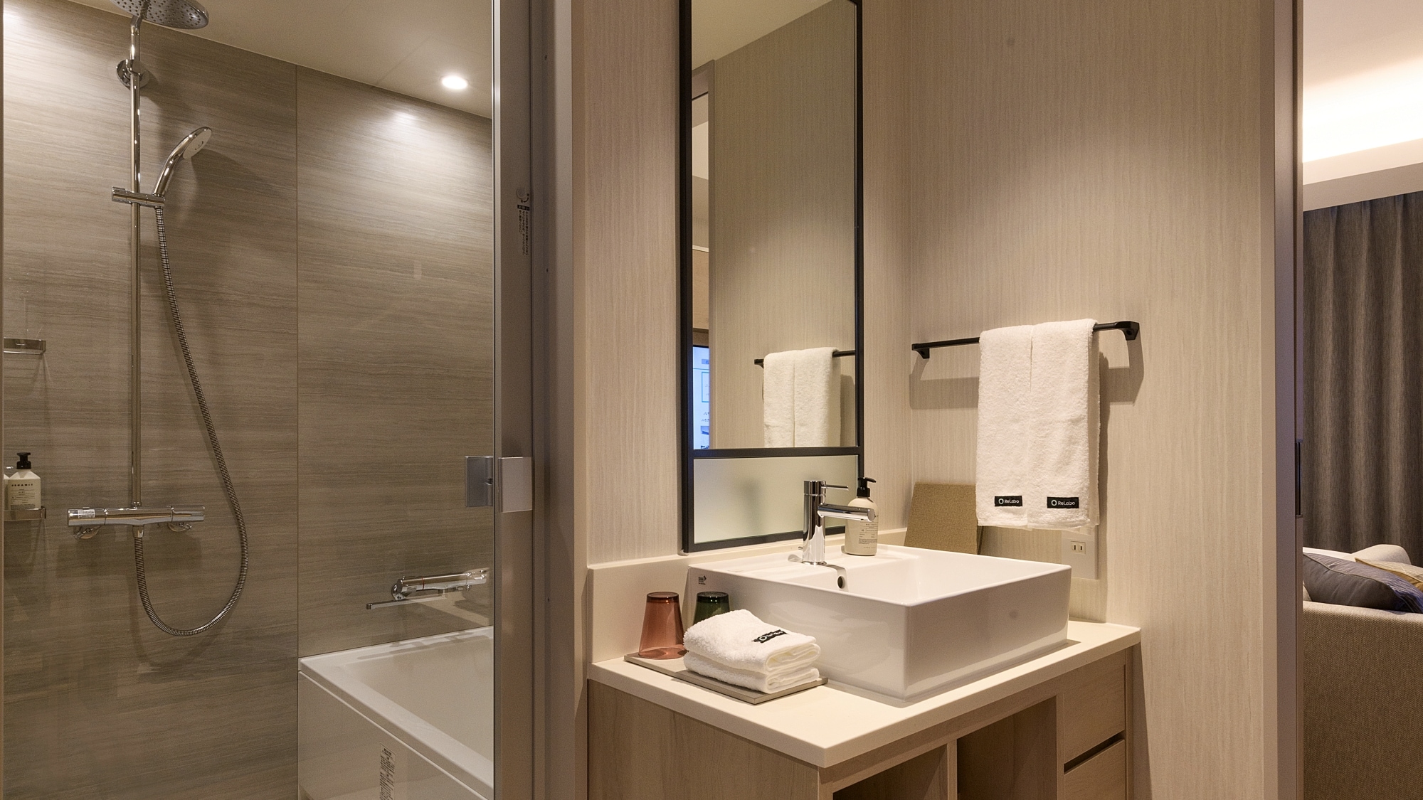 [Example of a tourist room] Equipped with traditional crafts and original hotel items such as Tsugaru glass and Nambu ironware.