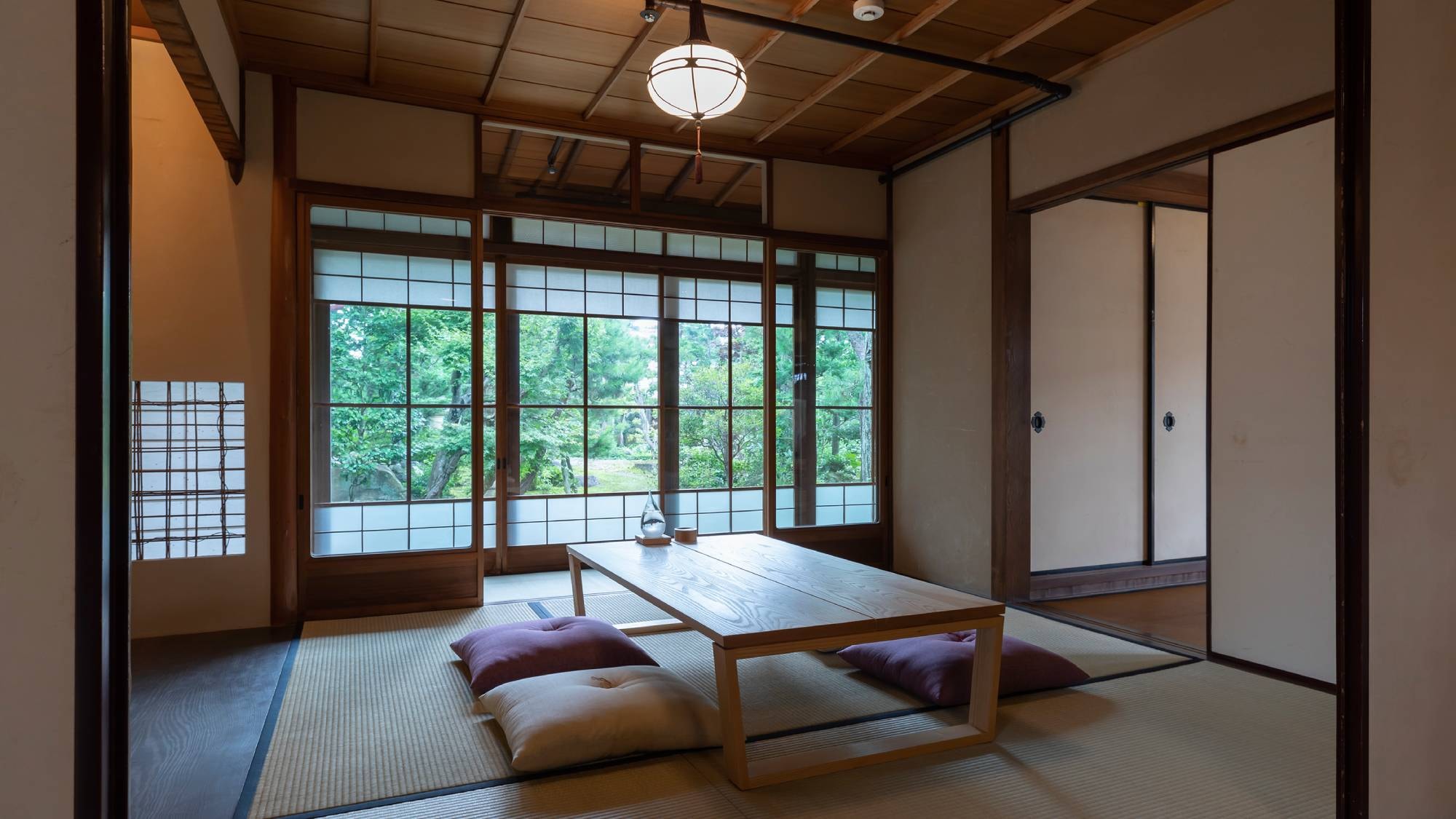 [Tonomura Ubei Residence] Kamar ini menawarkan pemandangan taman terbaik. Distorsi kaca era Taisho menciptakan ruang yang menarik.