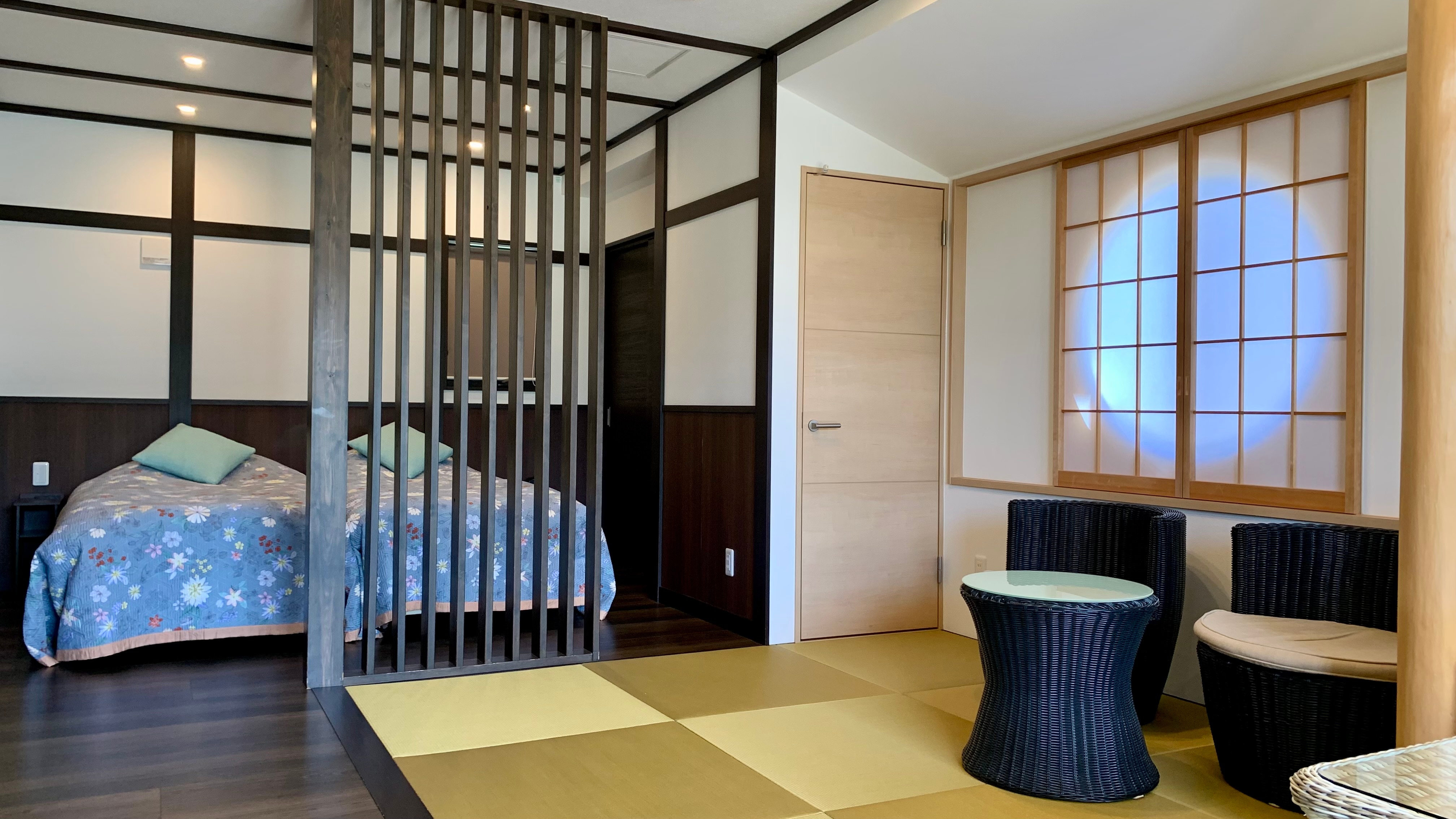 Twin bed and tatami area [Garden Twin]