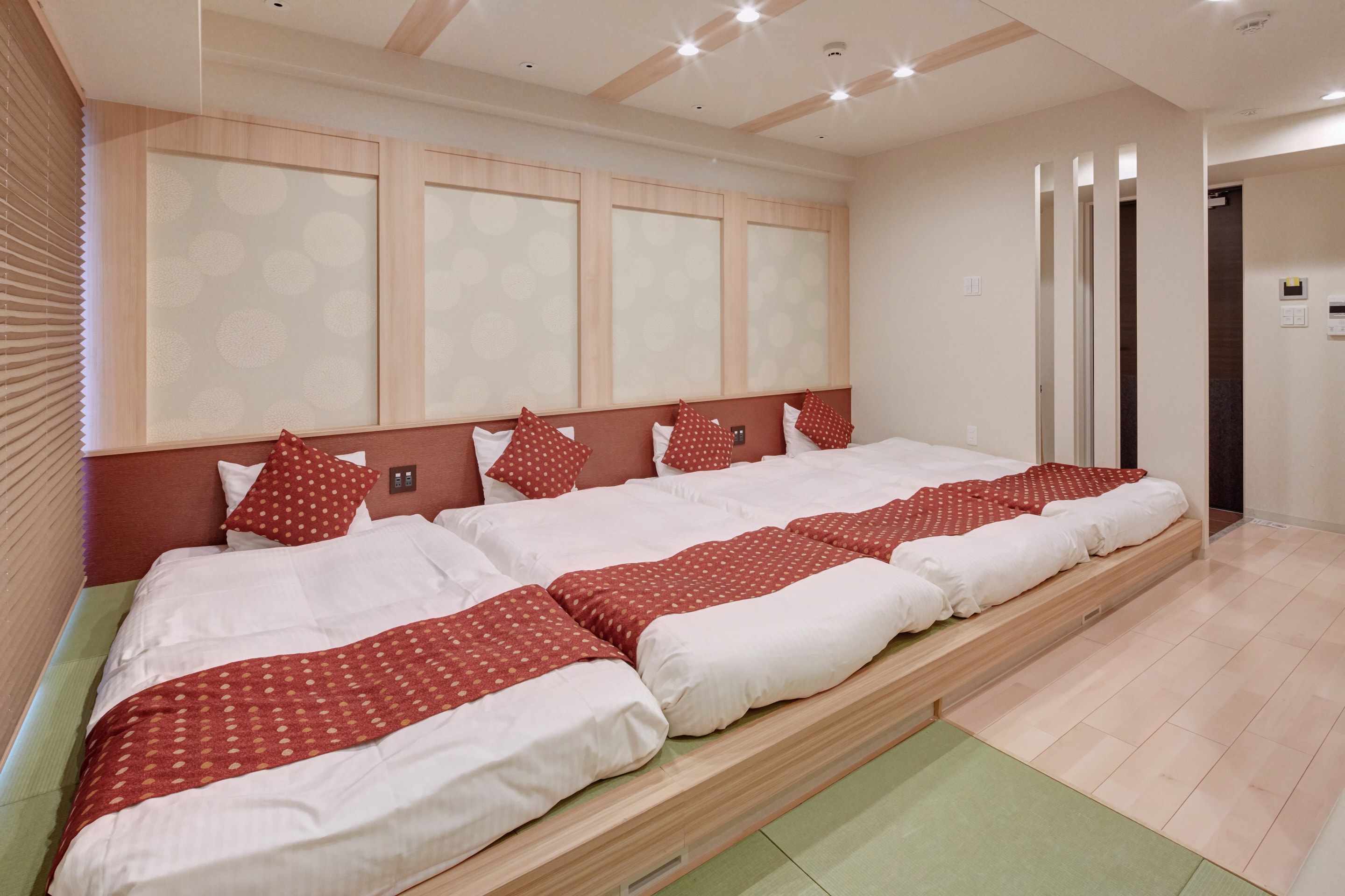 Japanese-style family room for up to 4 people